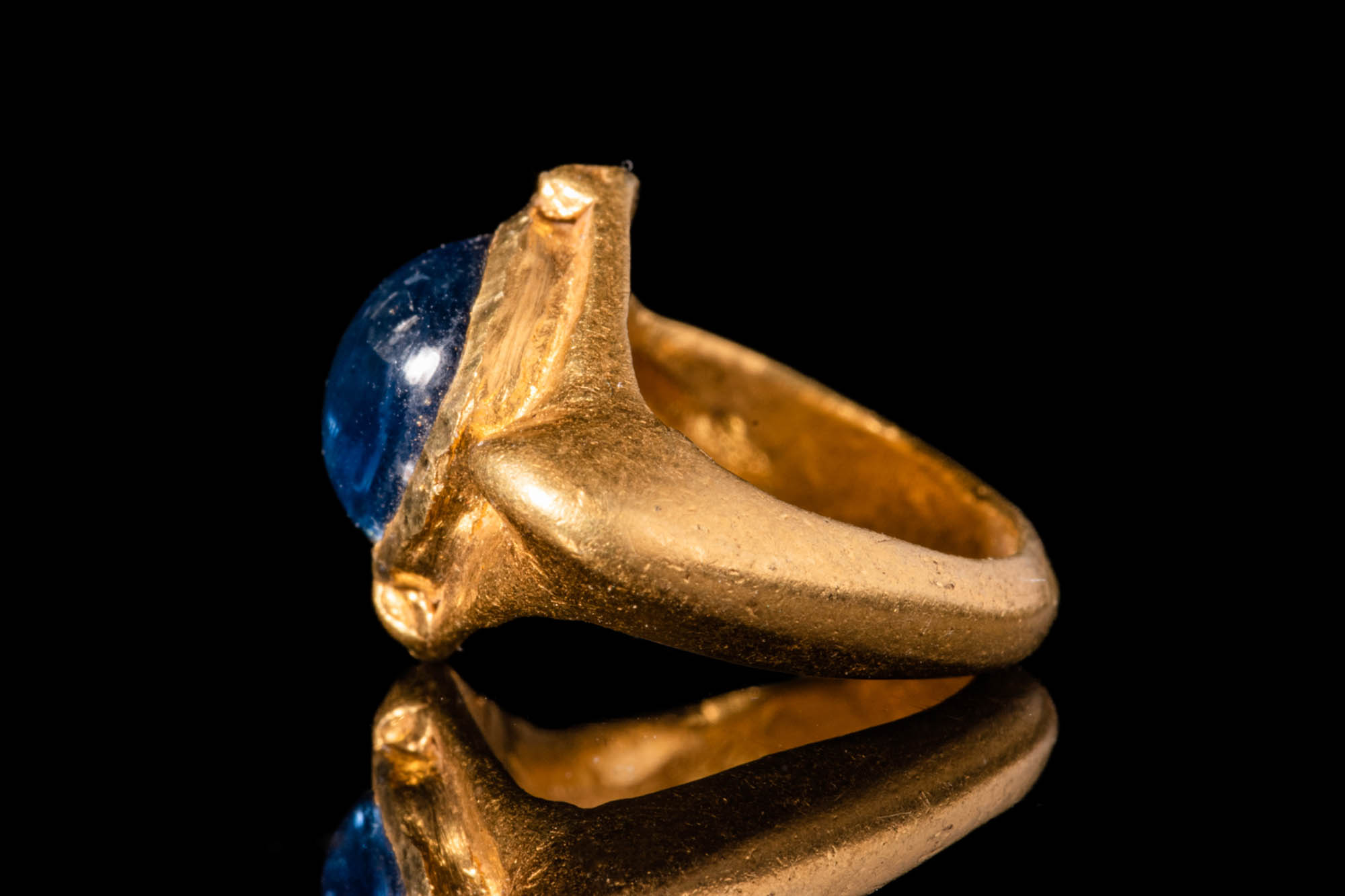 LATE ROMAN GOLD RING WITH SAPPHIRE CABOCHON - Image 3 of 5