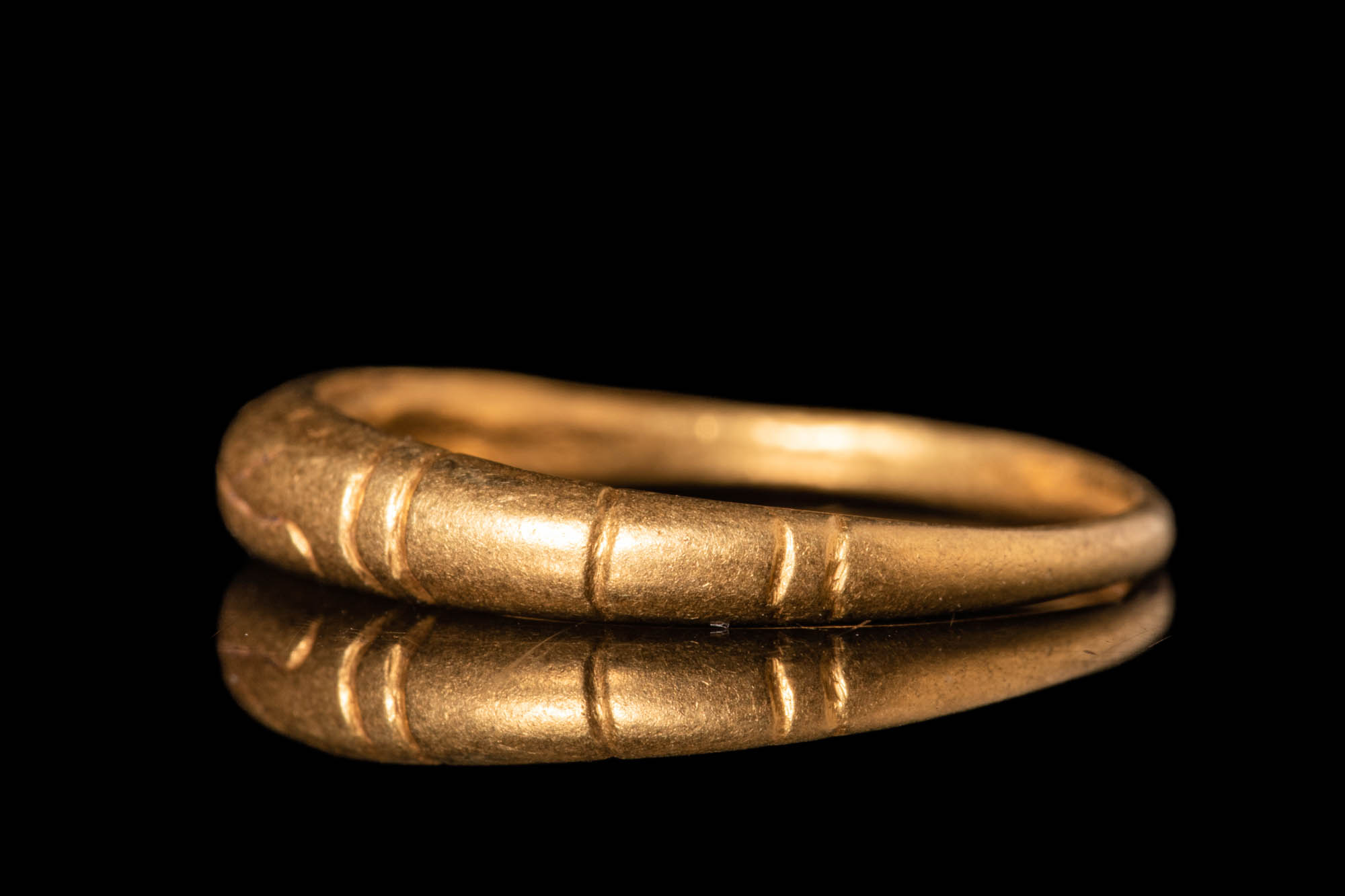 JAVANESE GOLD FINGER RING WITH SRI SYMBOL - Image 3 of 5