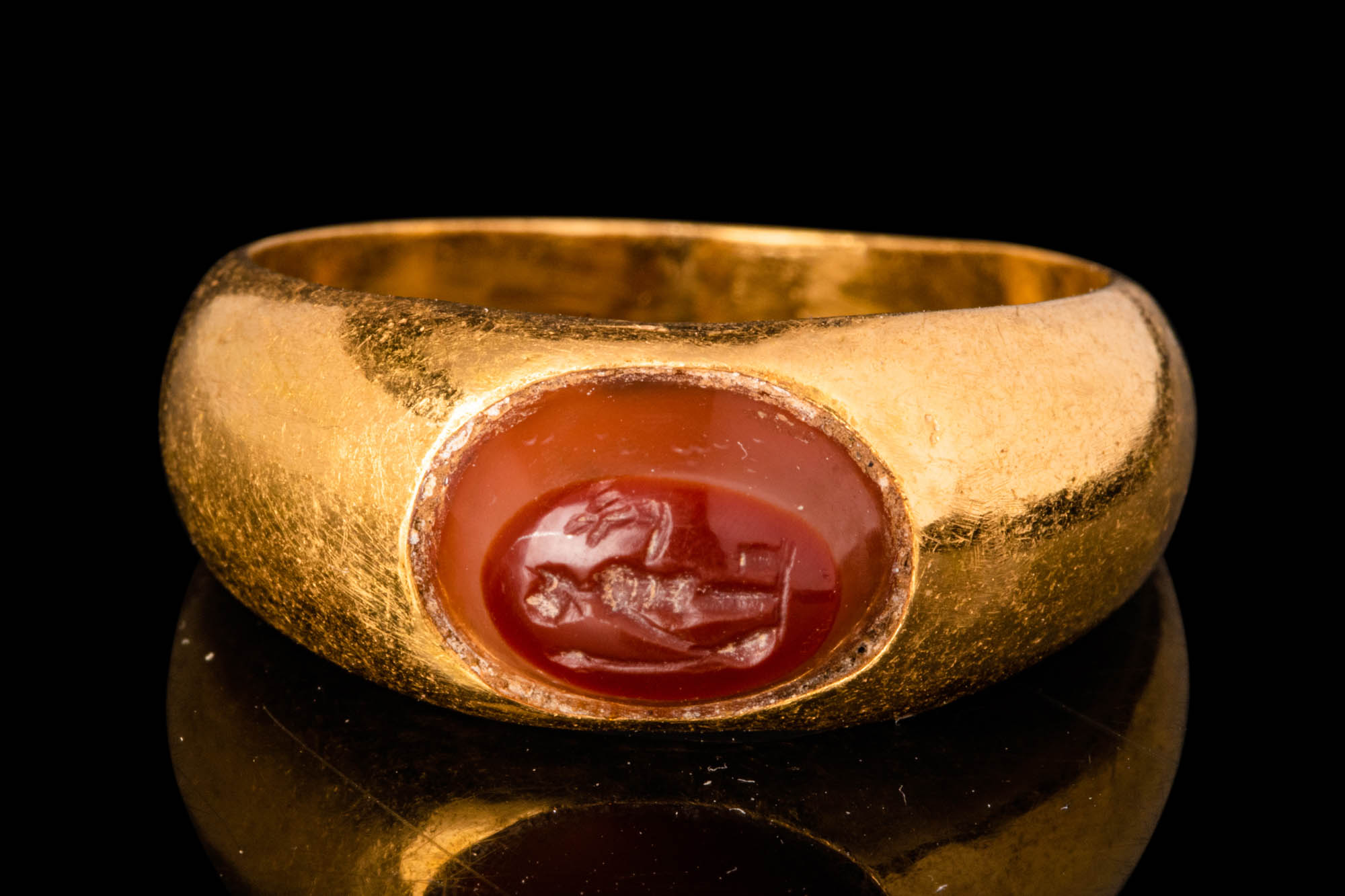 ROMAN GOLD FINGER RING WITH INTAGLIO - Image 2 of 5
