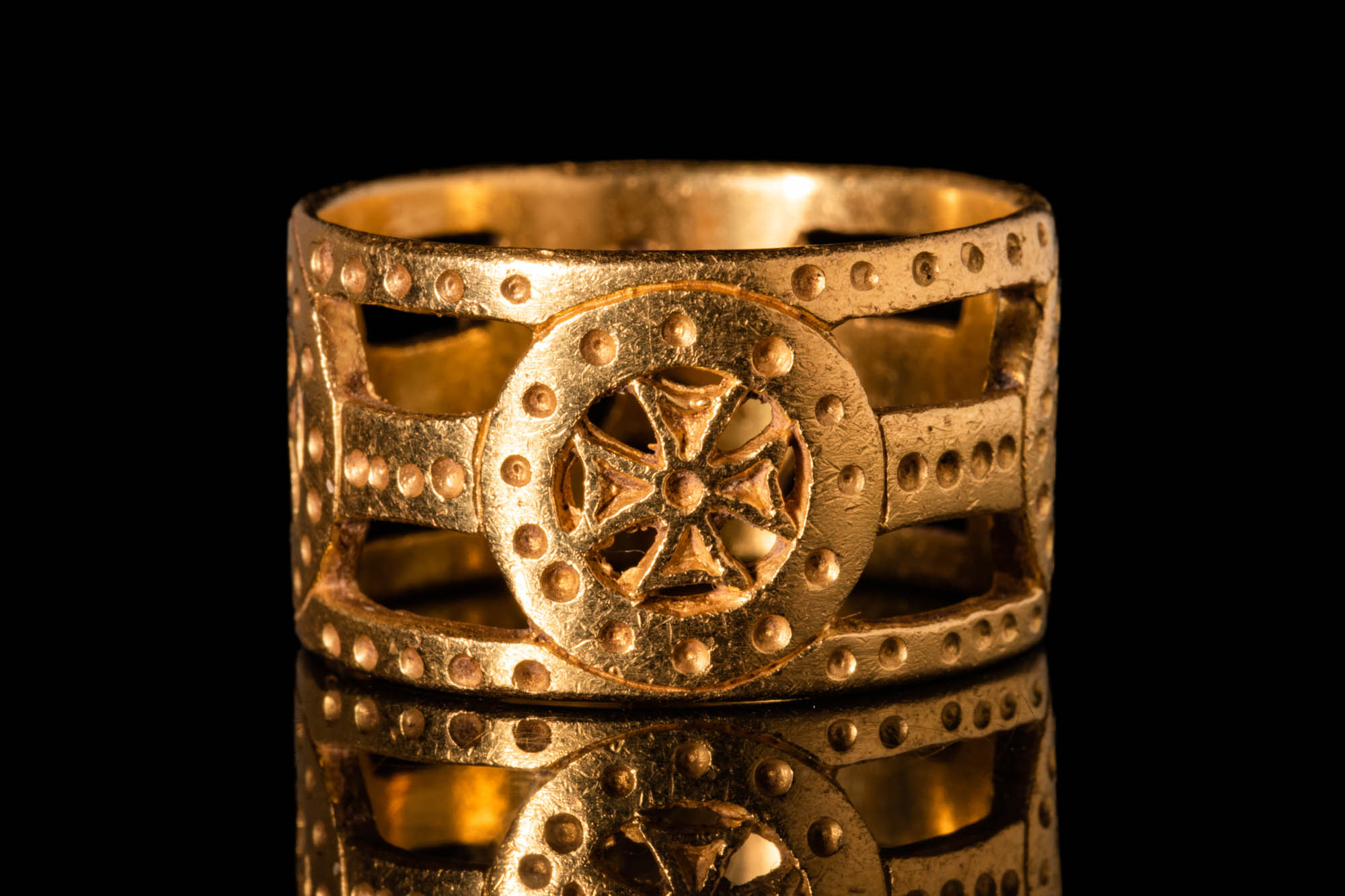 RARE BYZANTINE OPEN-WORK GOLD RING DEPICTING FOUR CROSSES - Image 3 of 4