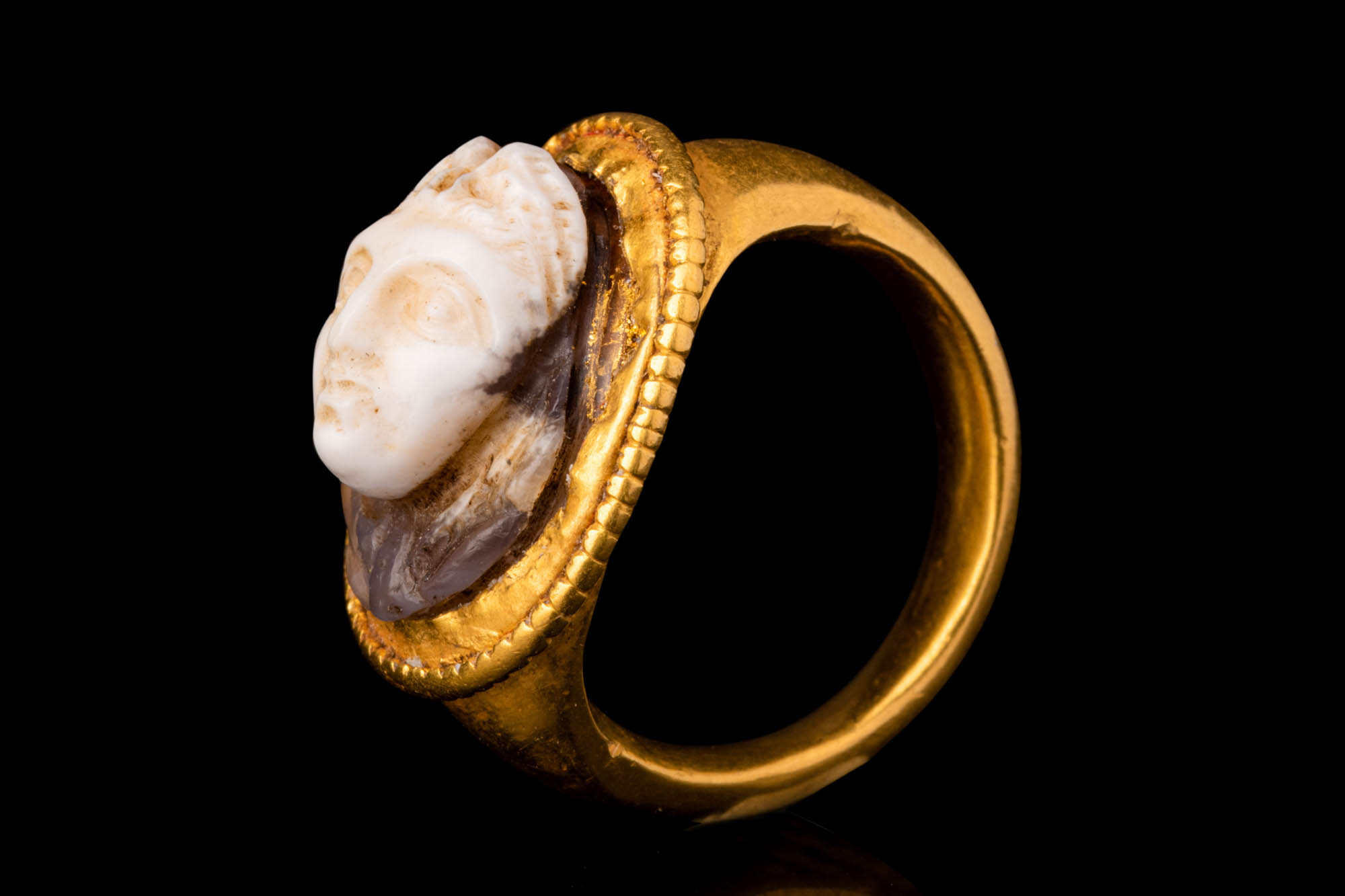 ROMAN GOLD RING WITH MEDUSA HEAD CAMEO - Image 2 of 7