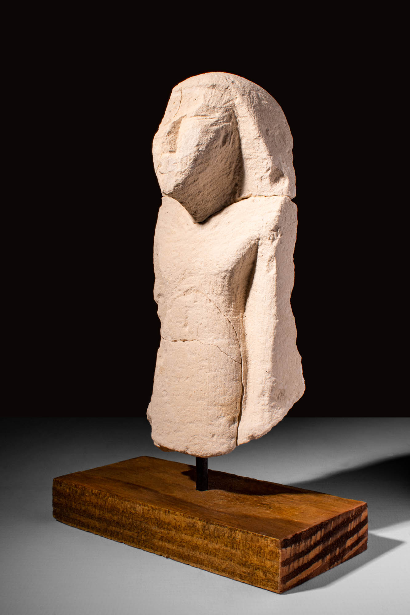 EGYPTIAN LIMESTONE SCULPTURE OF A MAN - Image 2 of 4