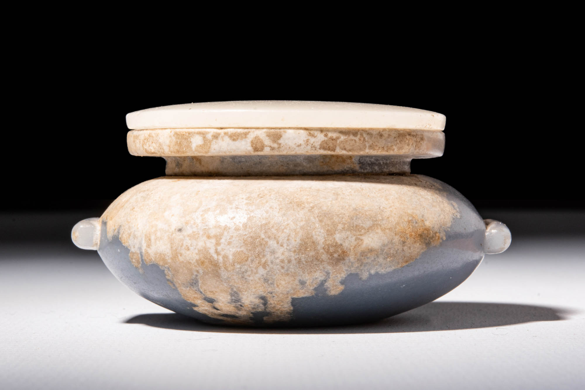 EGYPTIAN ANHYDRITE KOHL VESSEL WITH ALABASTER COVER - Image 2 of 4