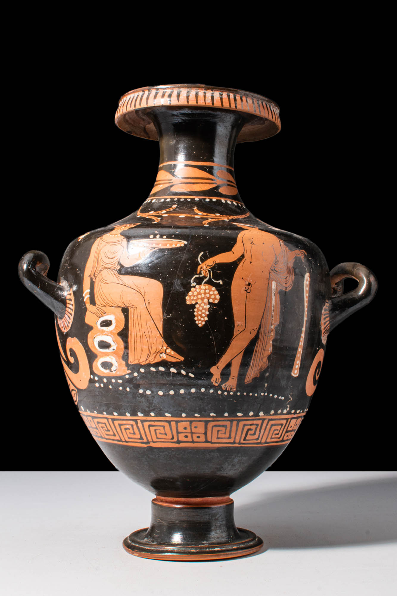 APULIAN RED-FIGURE HYDRIA WITH MAENAD AND DIONYSUS - Image 3 of 8