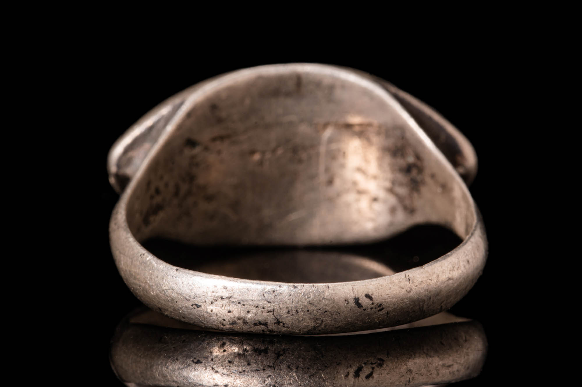 MEDIEVAL SELJUK SILVER RING WITH DECORATED BEZEL - Image 4 of 4