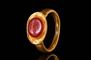 ROMAN GOLD RING WITH INTAGLIO DEPICTING GODDESS “FORTUNA”