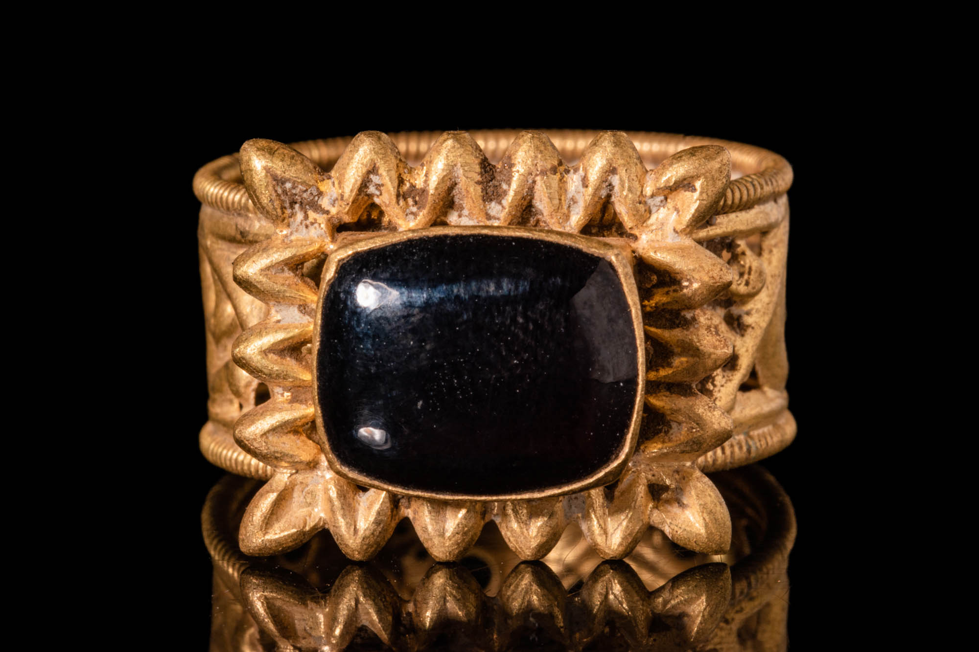 EARLY BYZANTINE GOLD RING WITH GARNET - Image 2 of 5