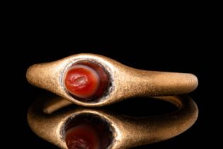 ROMAN GOLD RING WITH AGATE INTAGLIO DEPICTING RABBIT