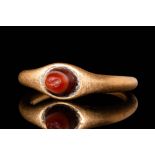 ROMAN GOLD RING WITH AGATE INTAGLIO DEPICTING RABBIT