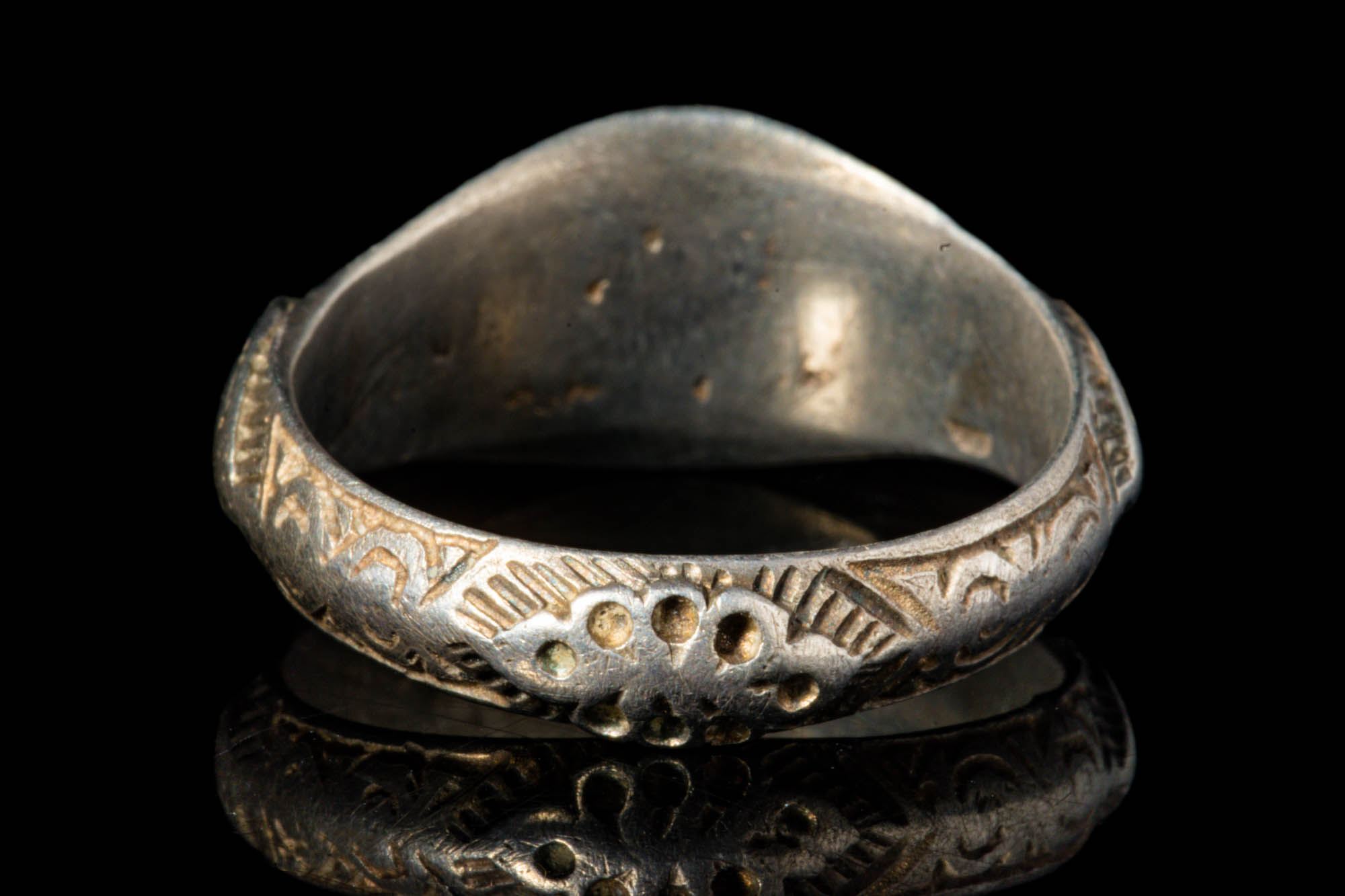 MEDIEVAL SILVER RING WITH PSEUDO KUFIC INSCRIPTION - Image 4 of 4