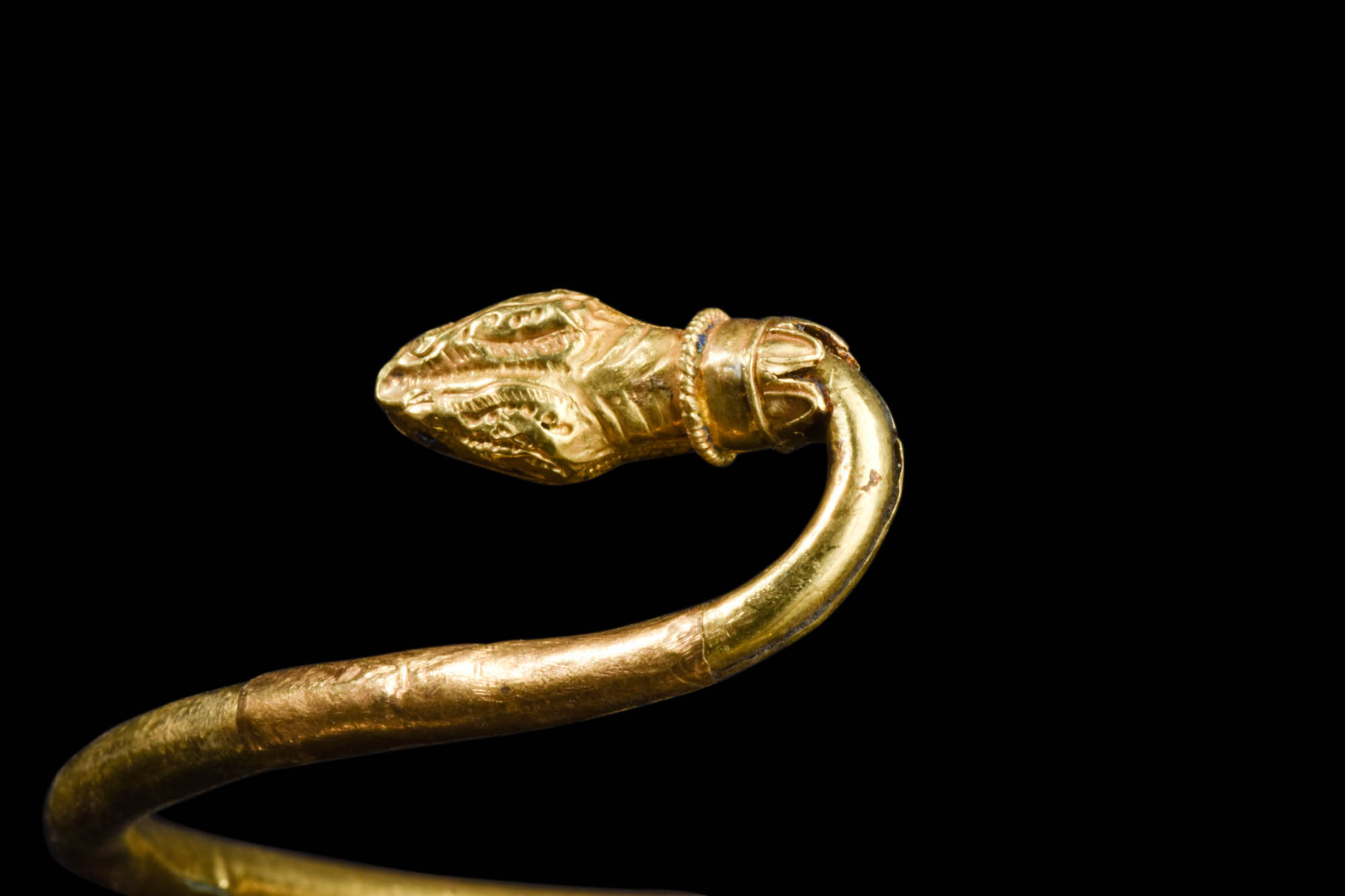 HEAVY PTOLEMAIC GOLD ARM RING - Image 3 of 5