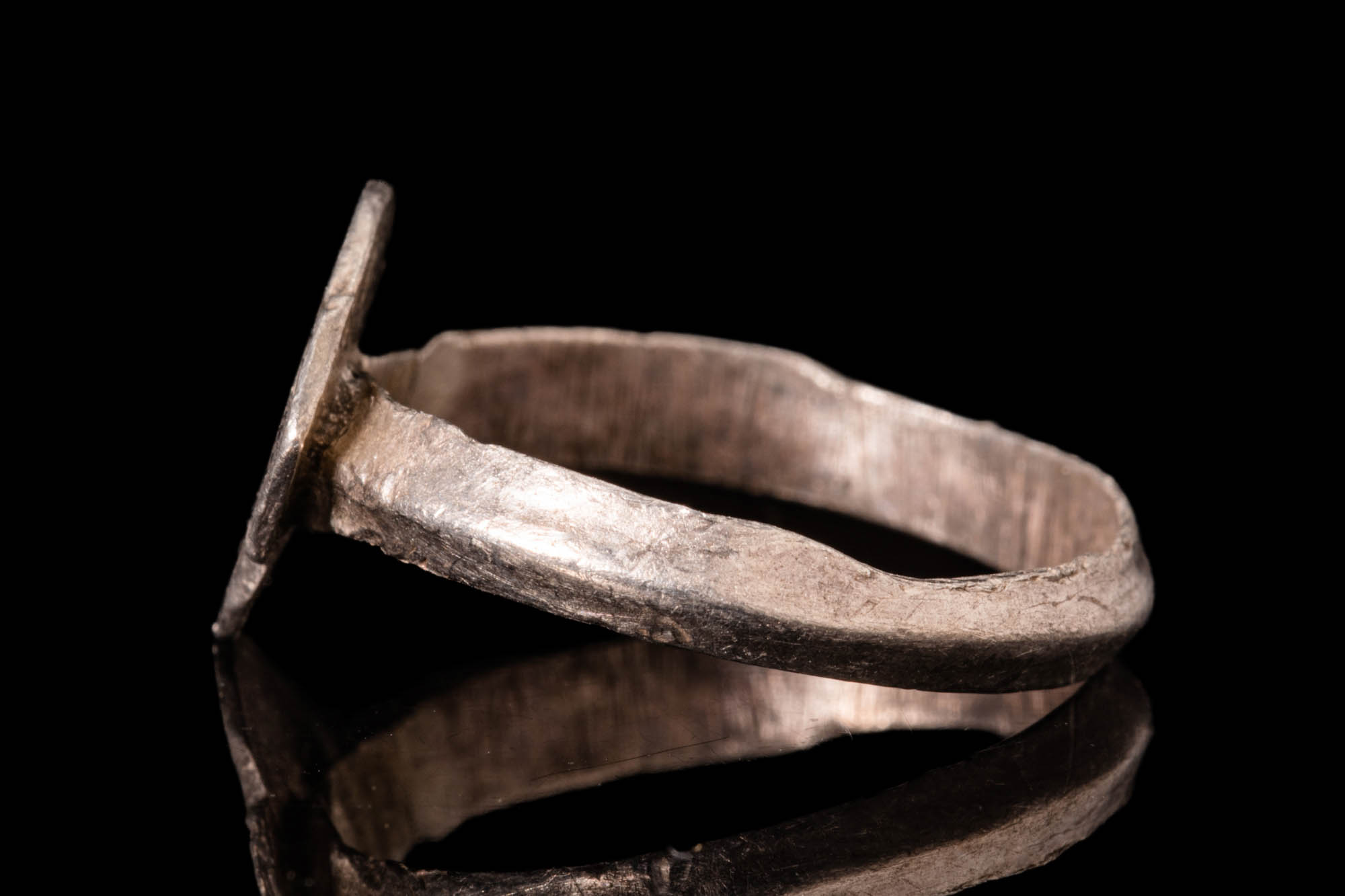 WESTERN EUROPEAN MEDIEVAL SILVER RING WITH SHIELD SHAPED BEZEL - Image 3 of 4