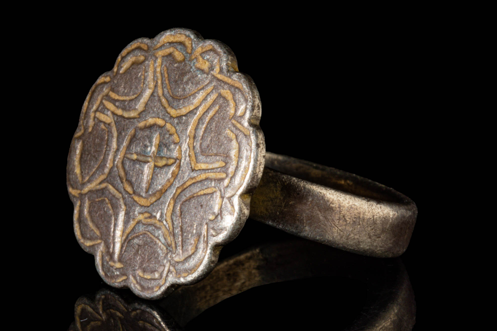 MEDIEVAL SILVER RING WITH FLORAL SHAPED BEZEL - Image 2 of 4