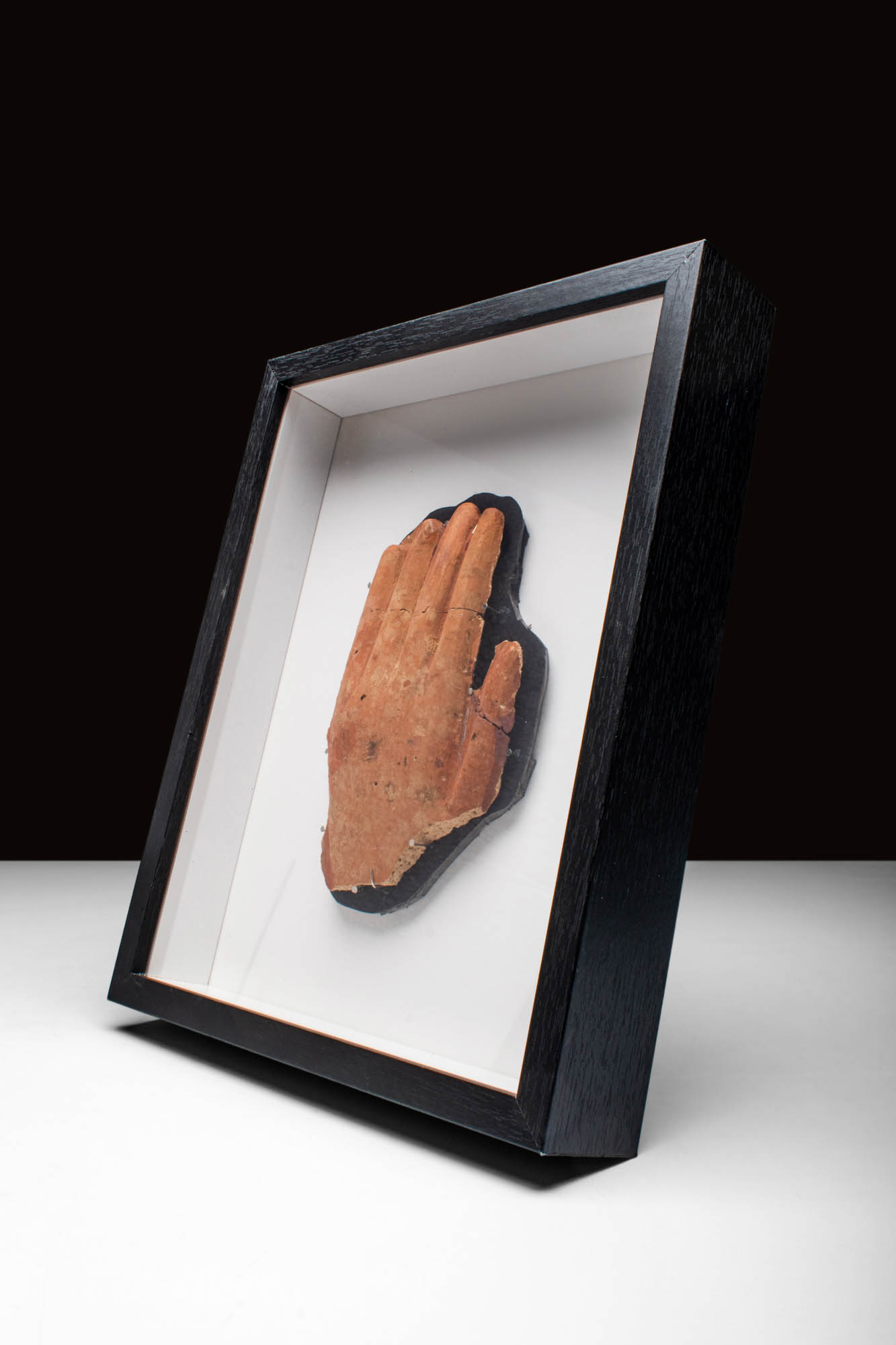 EGYPTIAN TERRACOTTA RELIEF HAND FRAGMENT - Image 2 of 4