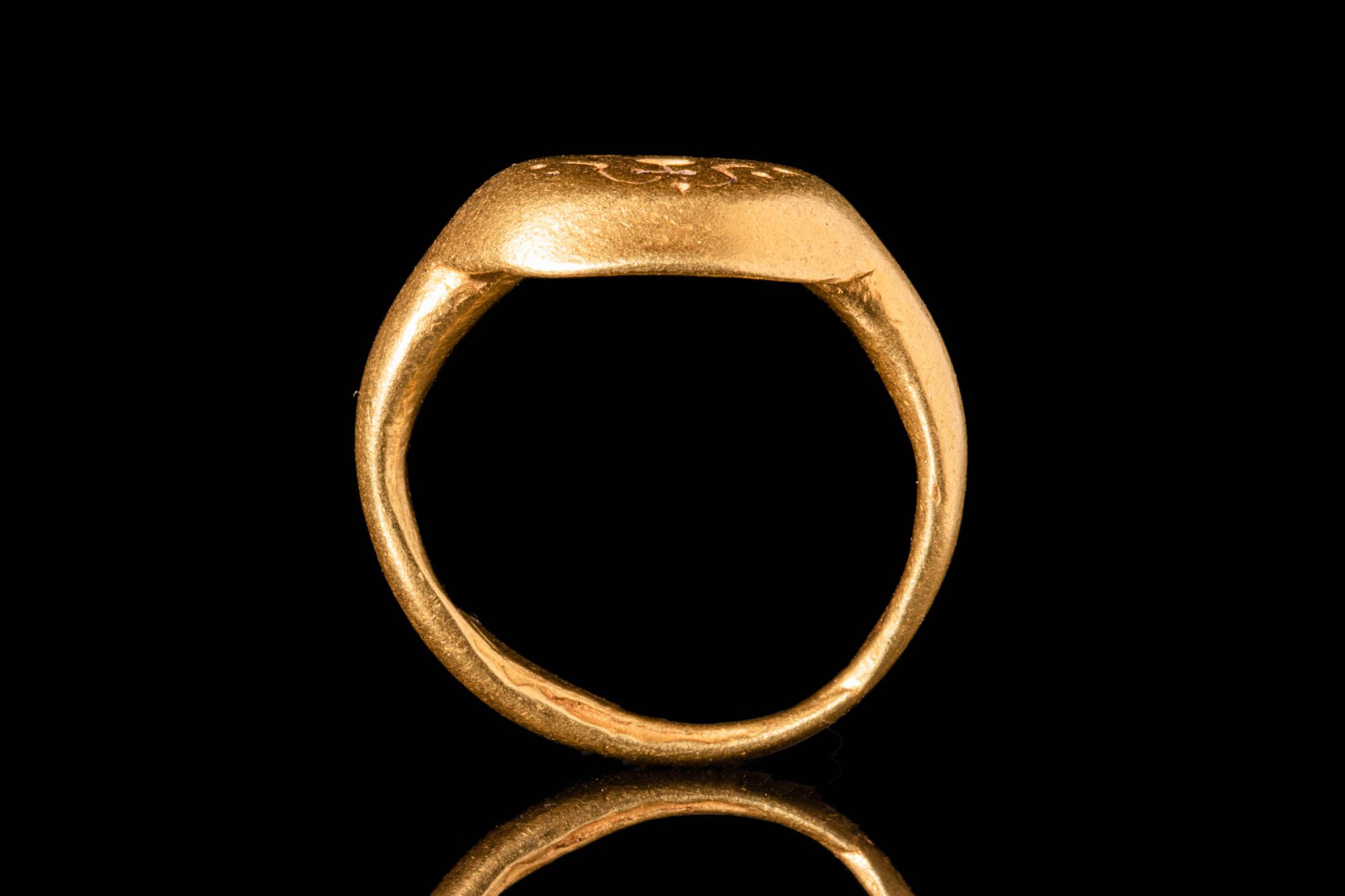 RARE JAVANESE GOLD RING WITH SRI MOTIF - Image 5 of 5