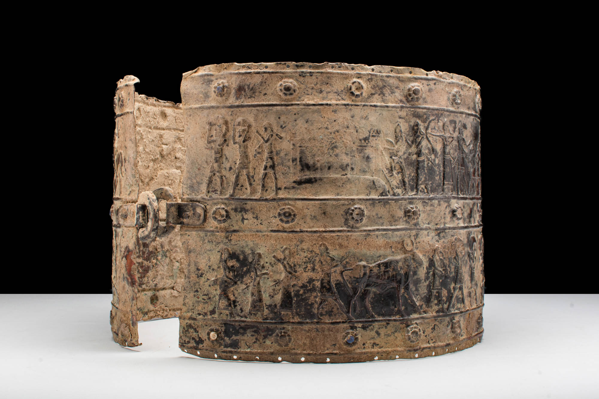 URARTIAN DECORATED BRONZE BELT DEPICTING CHARIOTS - Image 3 of 7