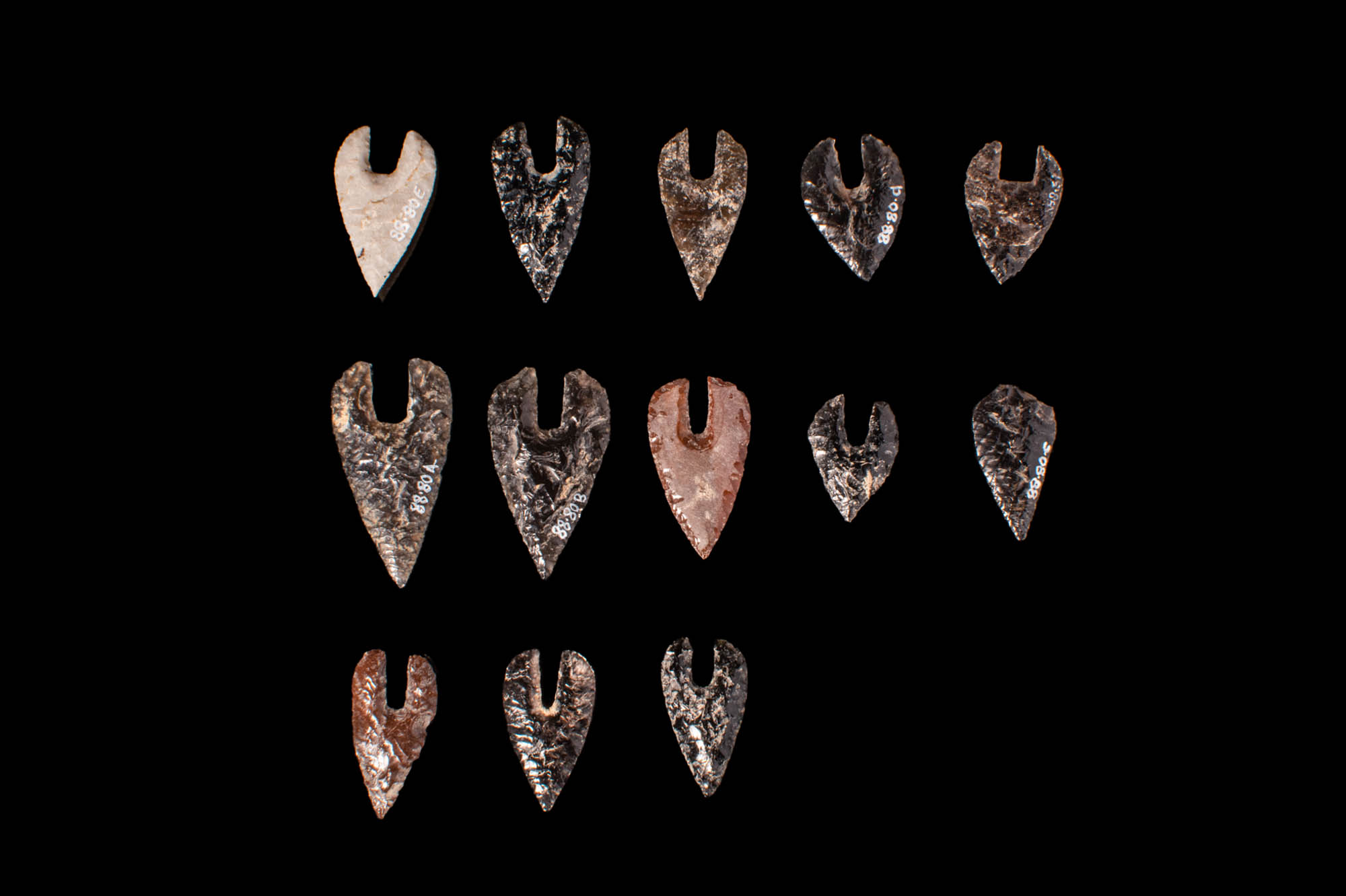 GROUP OF OBSIDIAN AND FLINT ARROWHEADS - Image 2 of 2