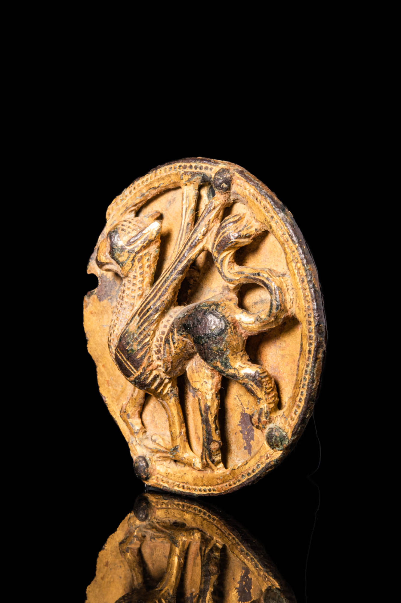 SCYTHIAN GILDED MEDALLION DEPICTING A GRIFFIN WITH INLAID EYES - Image 2 of 3
