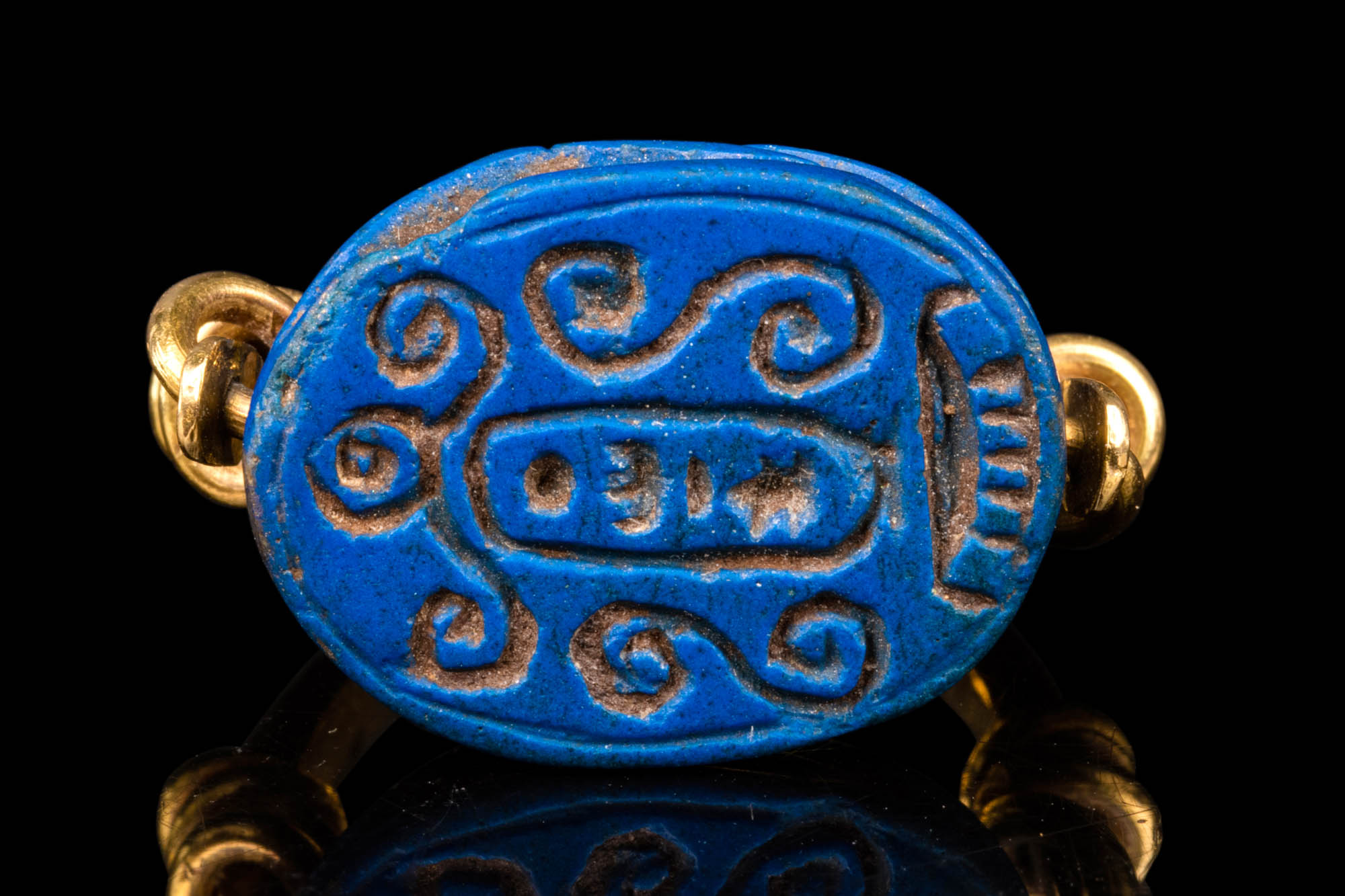 EGYPTIAN LAPIS LAZULI SCARAB SET IN A GOLD RING - Image 4 of 7