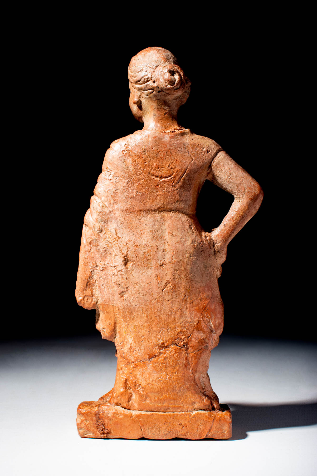 GREEK TERRACOTTA FIGURINE OF A STANDING DRESSED WOMAN - Image 4 of 4