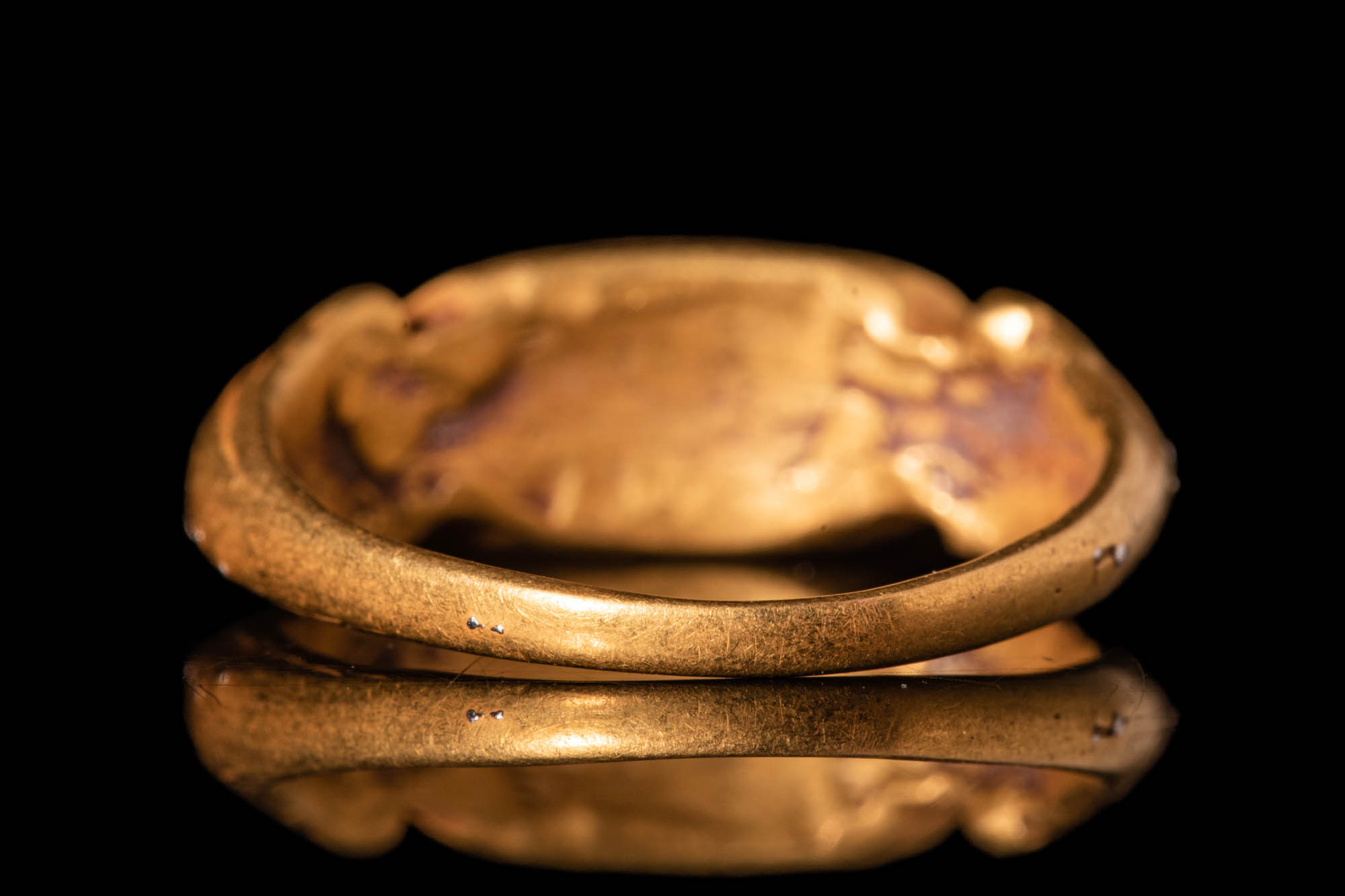 JAVANESE GOLD FINGER RING WITH SRI SYMBOL - Image 4 of 5