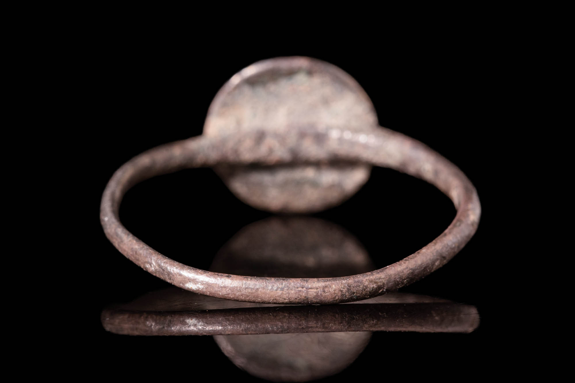MEDIEVAL BRONZE RING WITH BEZEL DEPICTING TWO FIGURES AROUND A PALM TREE - Image 4 of 4
