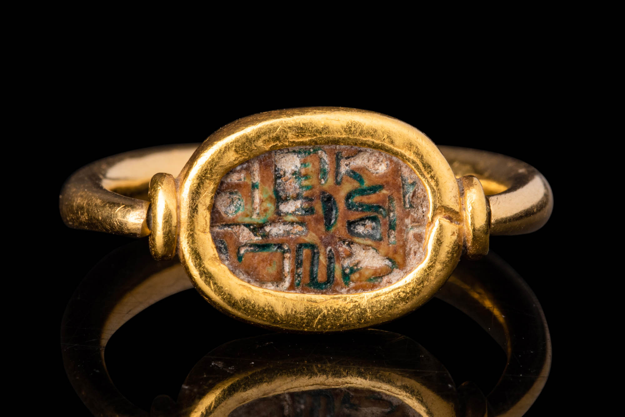 EGYPTIAN GREEN FAIENCE SCARAB IN GOLD RING - Image 3 of 6