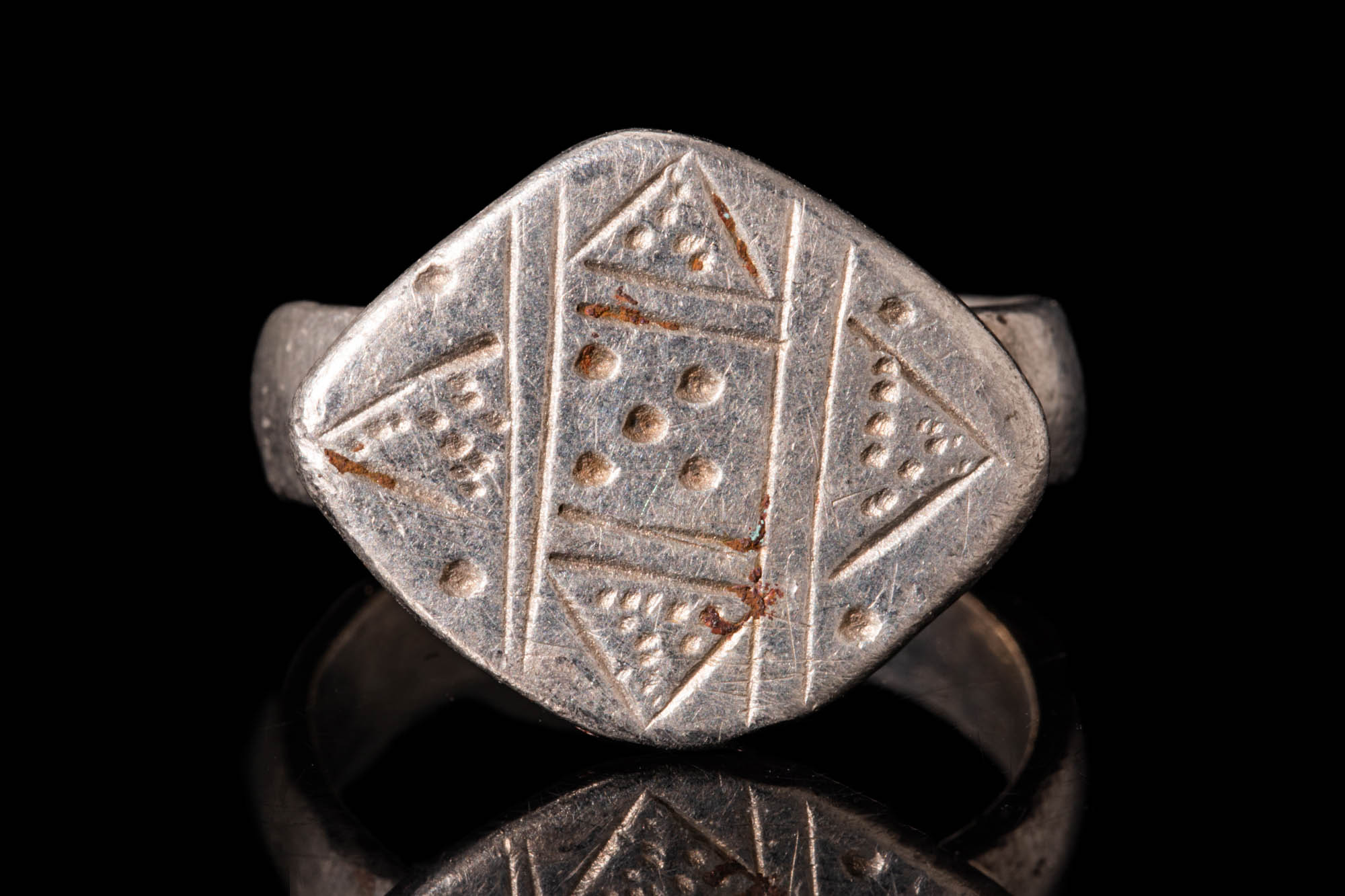 BYZANTINE SILVER RING WITH SQUARE SHAPED BEZEL DECORATED GEOMETRIC MOTIF REPRESENTING THE FIVE WOUND - Image 2 of 4