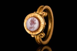 ROMAN GOLD RING WITH INTAGLIO DEPICTING TYCHE