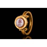 ROMAN GOLD RING WITH INTAGLIO DEPICTING TYCHE