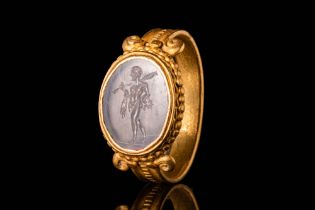 ROMAN GOLD RING WITH INTAGLIO DEPICTING HERCULES