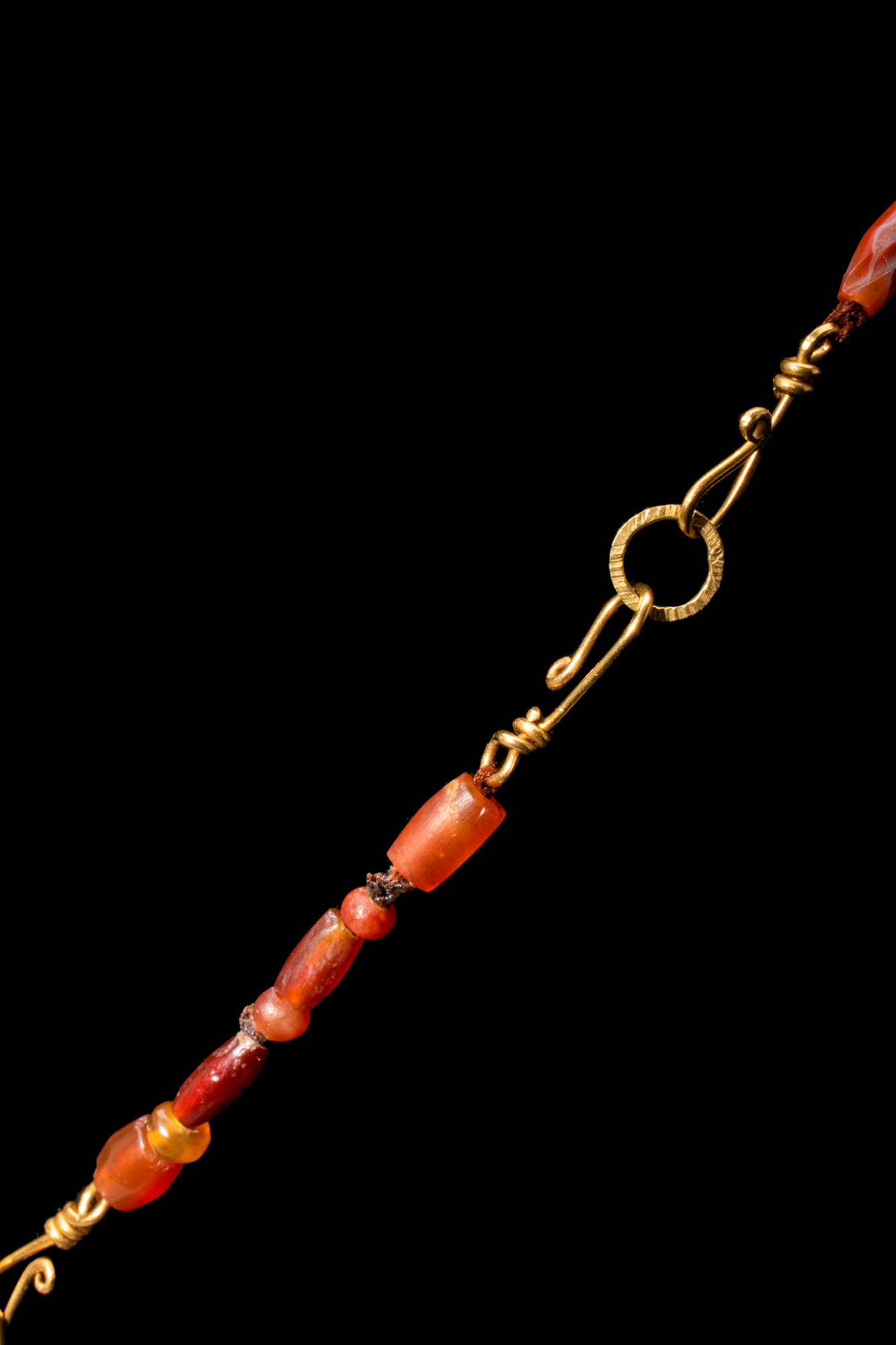 PTOLEMAIC PERIOD CARNELIAN AND GOLD NECKLACE WITH SUN PENDANT - Bild 3 aus 5