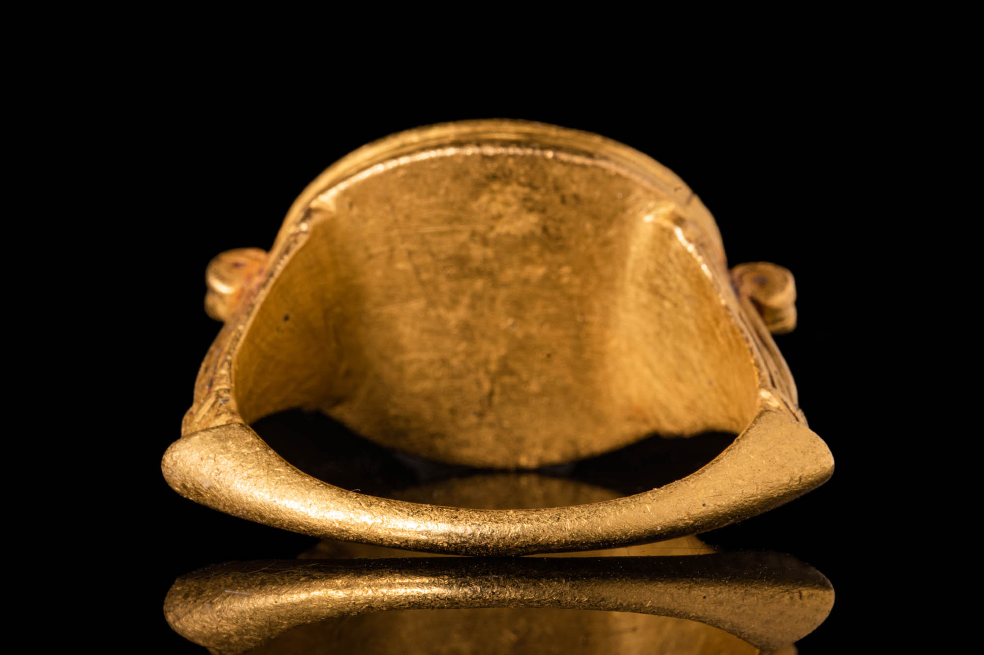 LATE ROMAN GOLD RING WITH INTAGLIO DEPICTING A SATYR - Image 4 of 5