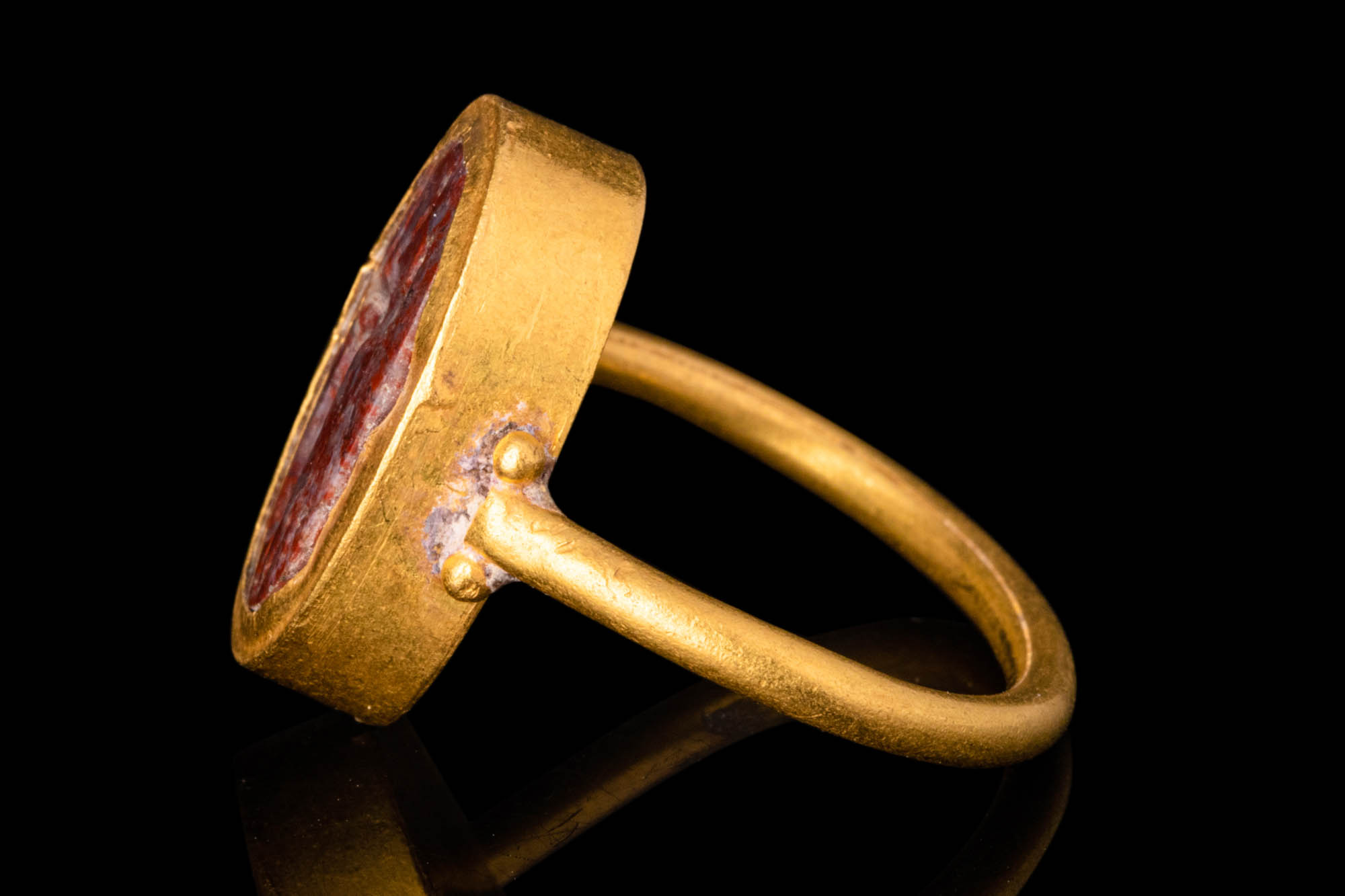 ROMAN GOLD FINGER RING WITH RED JASPER INTAGLIO OF A HIPPOCAMPUS - Image 5 of 6