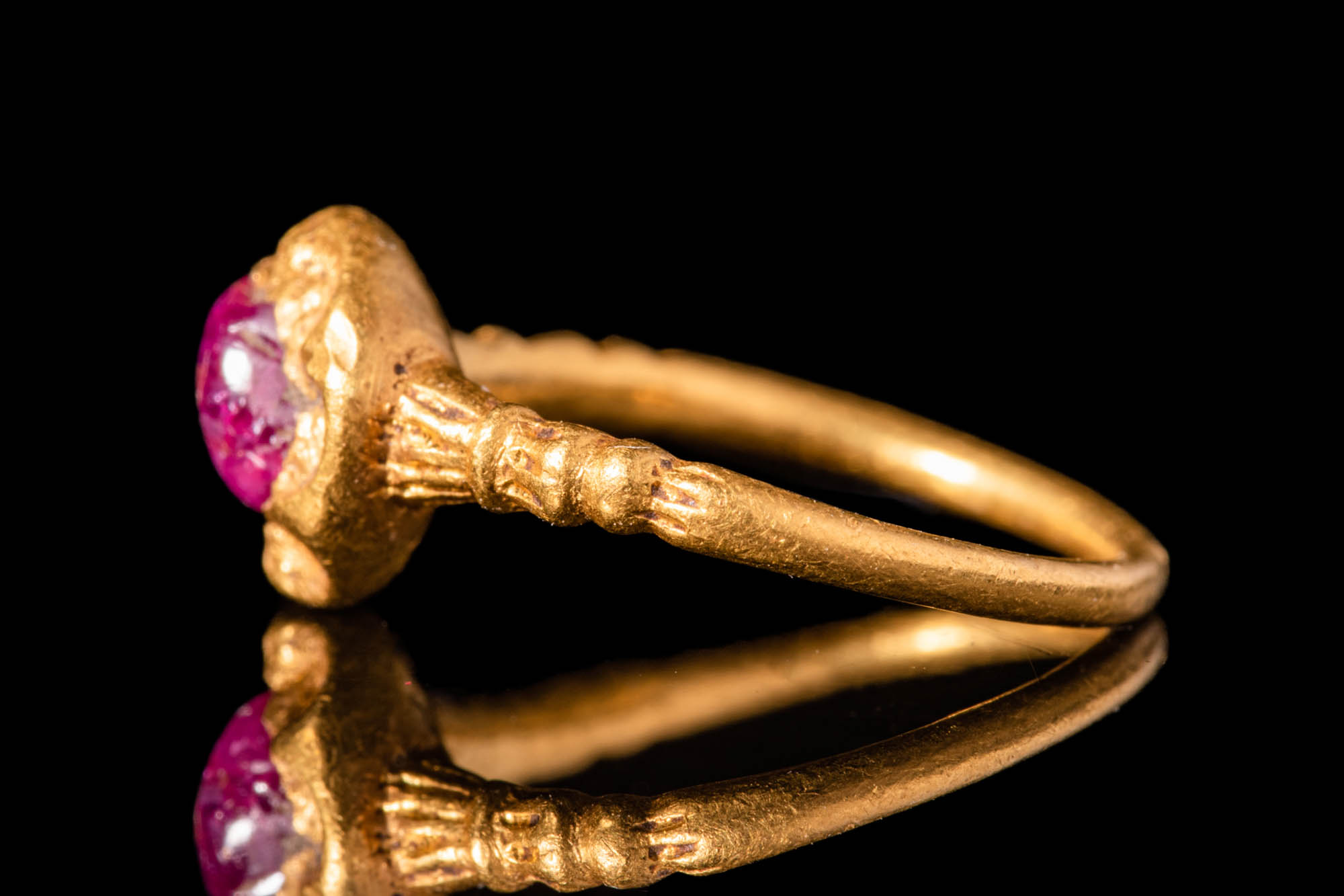 MEDIEVAL GOLD RING WITH RED RUBY - Image 3 of 5