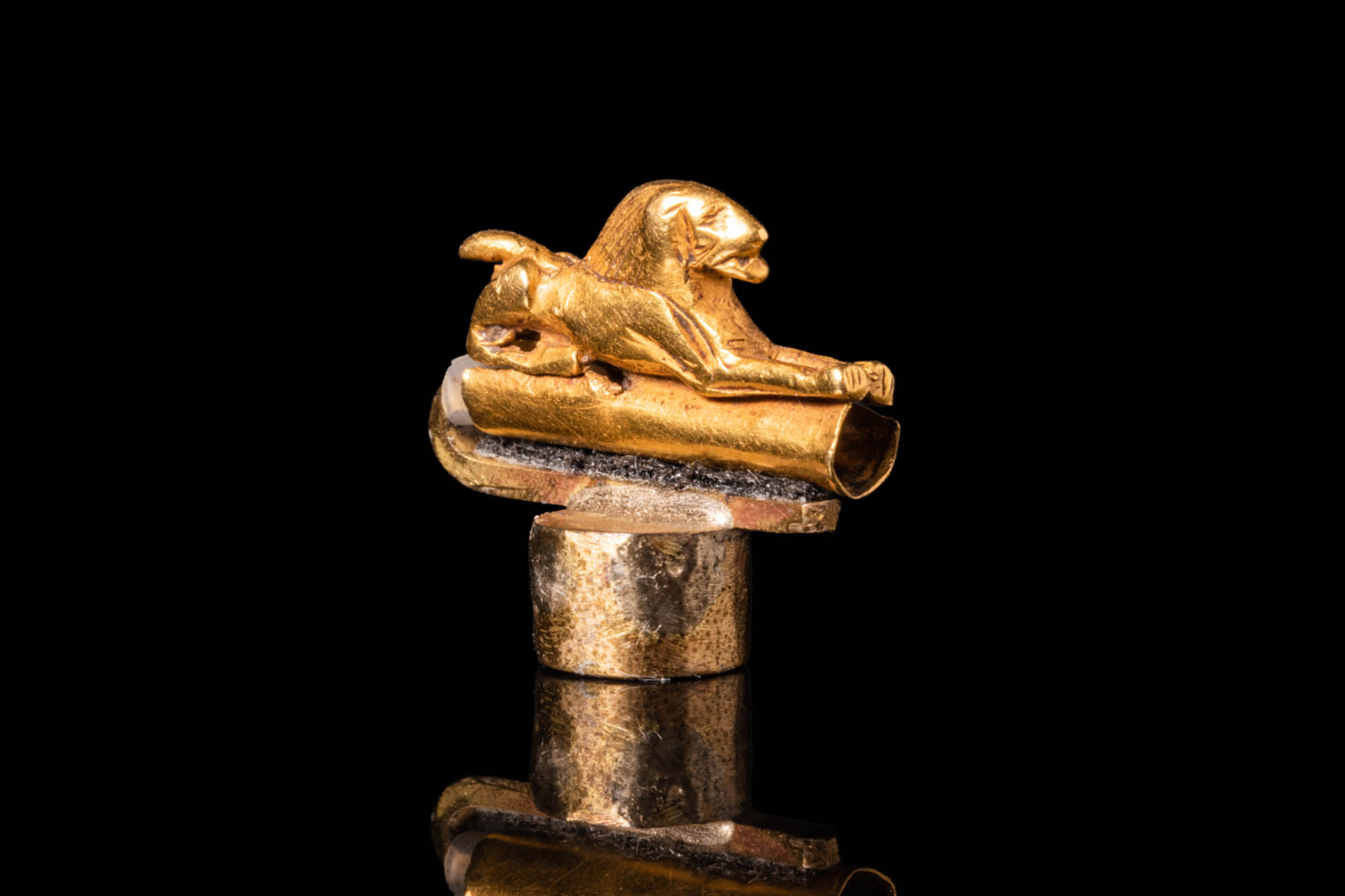 EGYPTIAN GOLD BEAD WITH RECUMBENT LION - Image 2 of 3