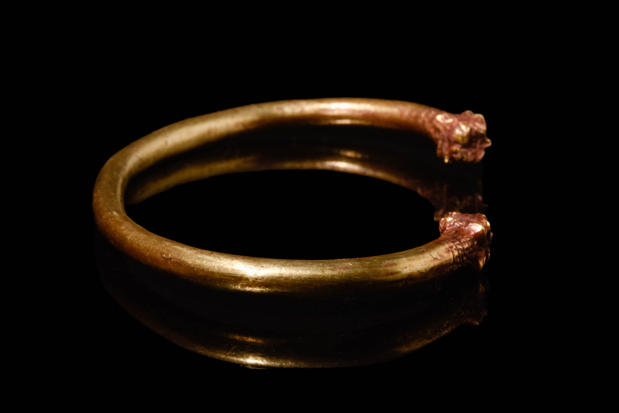 HELLENISTIC GOLD BRACELET DECORATED WITH LION HEAD TERMINALS - Image 4 of 5