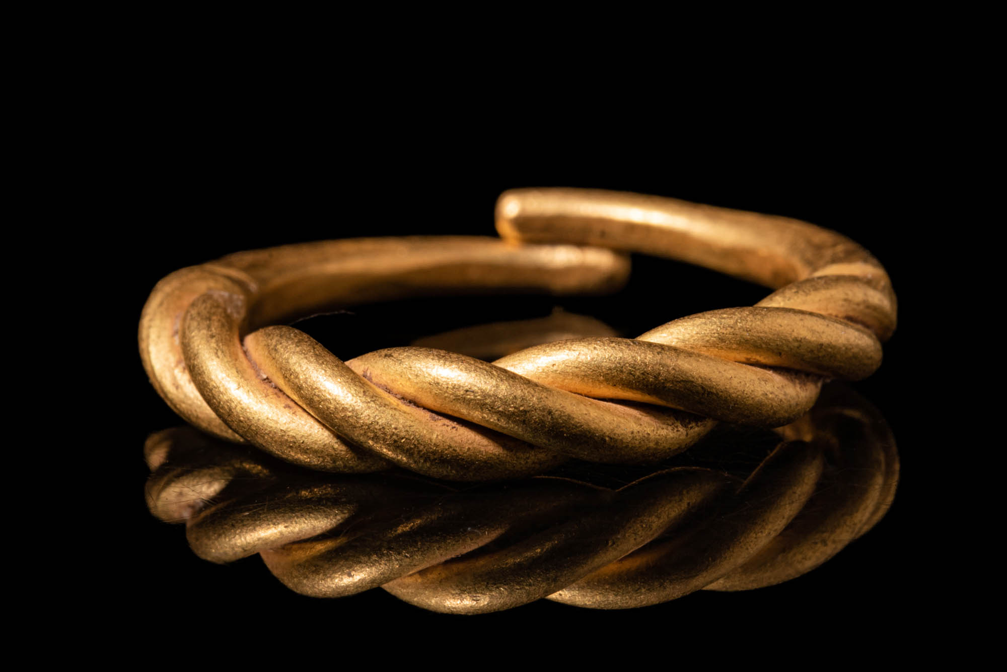 MEDIEVAL VIKING GOLD TWISTED RING - Image 2 of 5