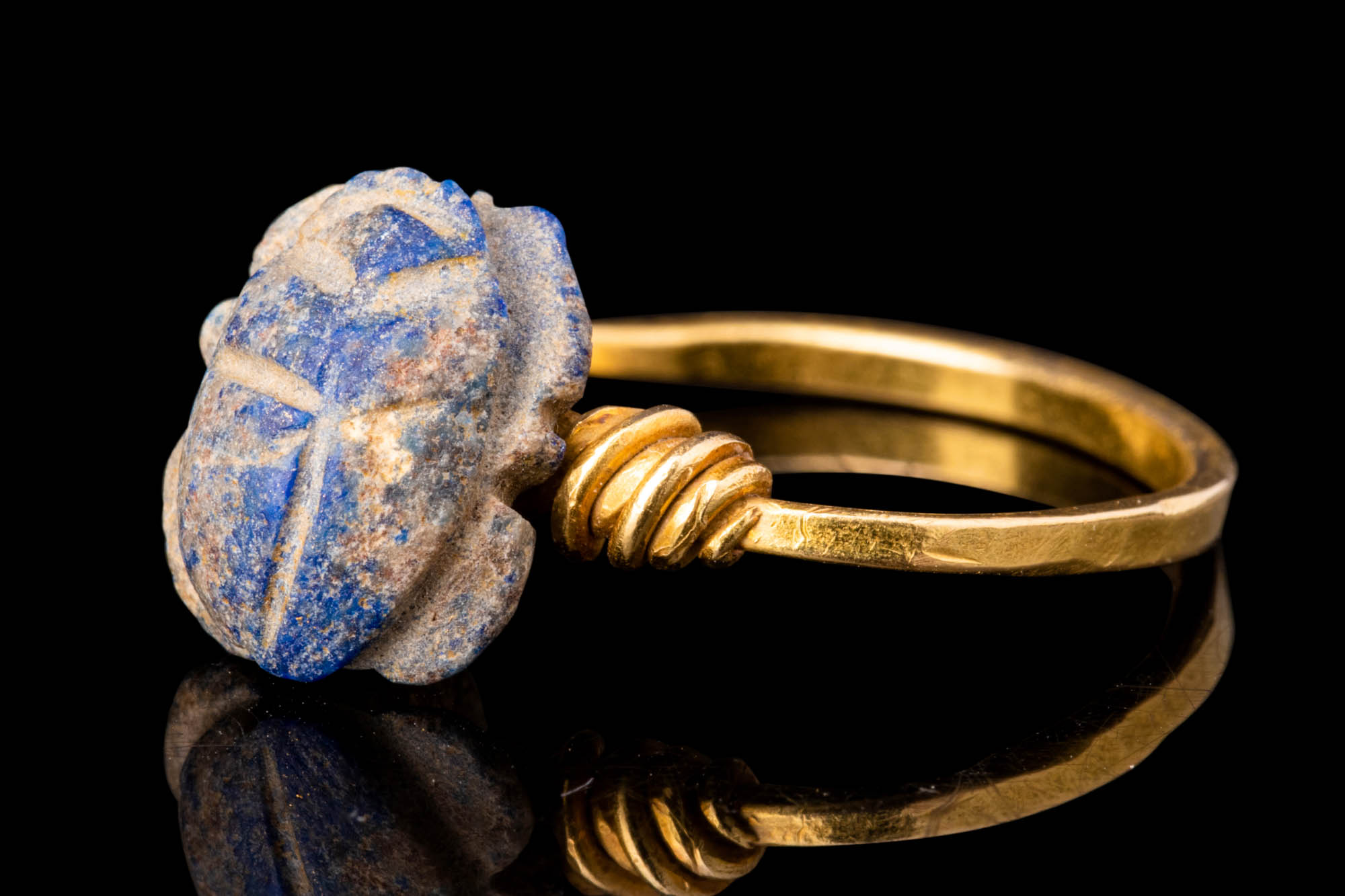 EGYPTIAN GOLD RING WITH LAPIS LAZULI SCARAB - Image 3 of 4