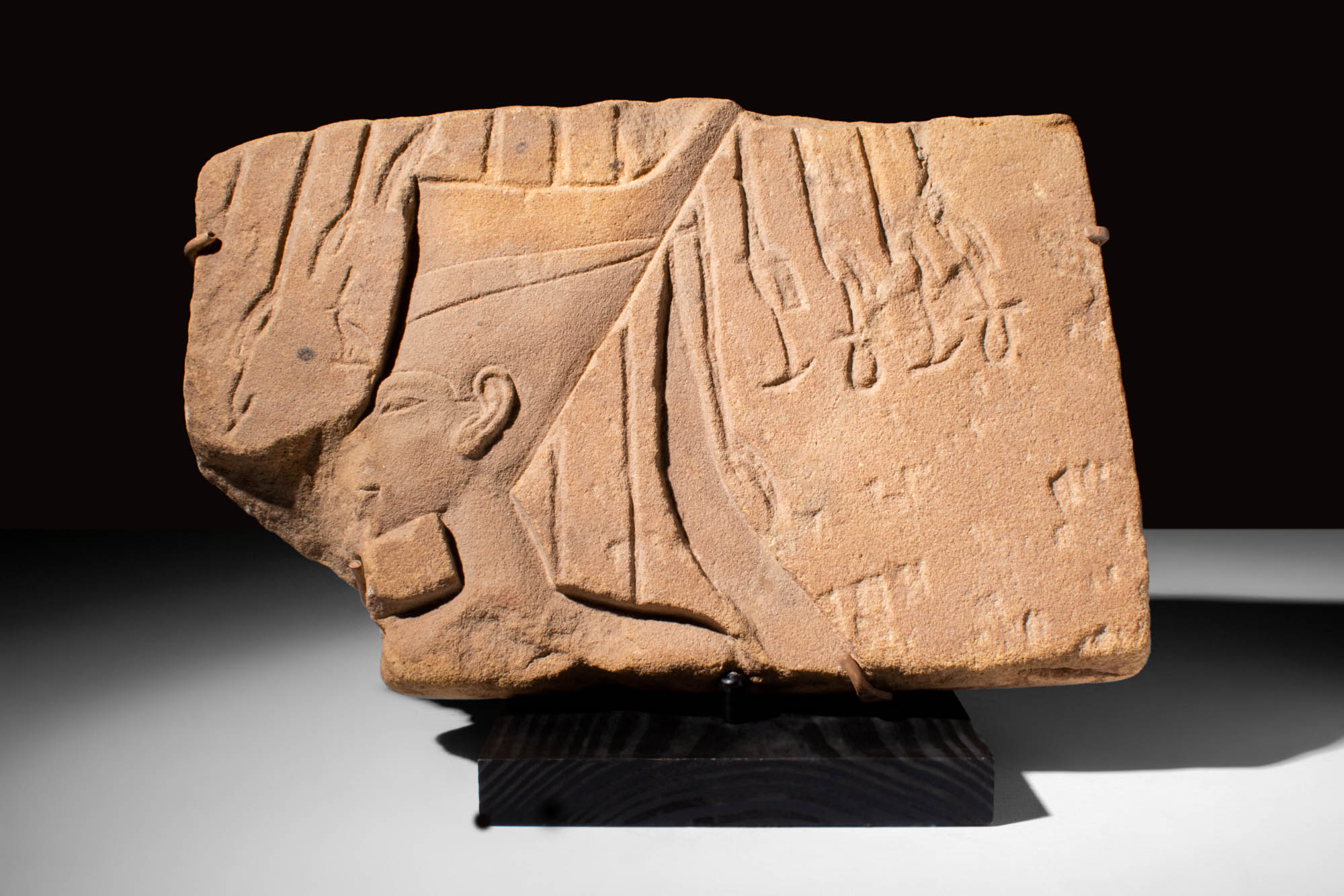 EGYPTIAN AMARNA PERIOD SANDSTONE RELIEF WITH A CROWNED PHARAOH - Image 2 of 5