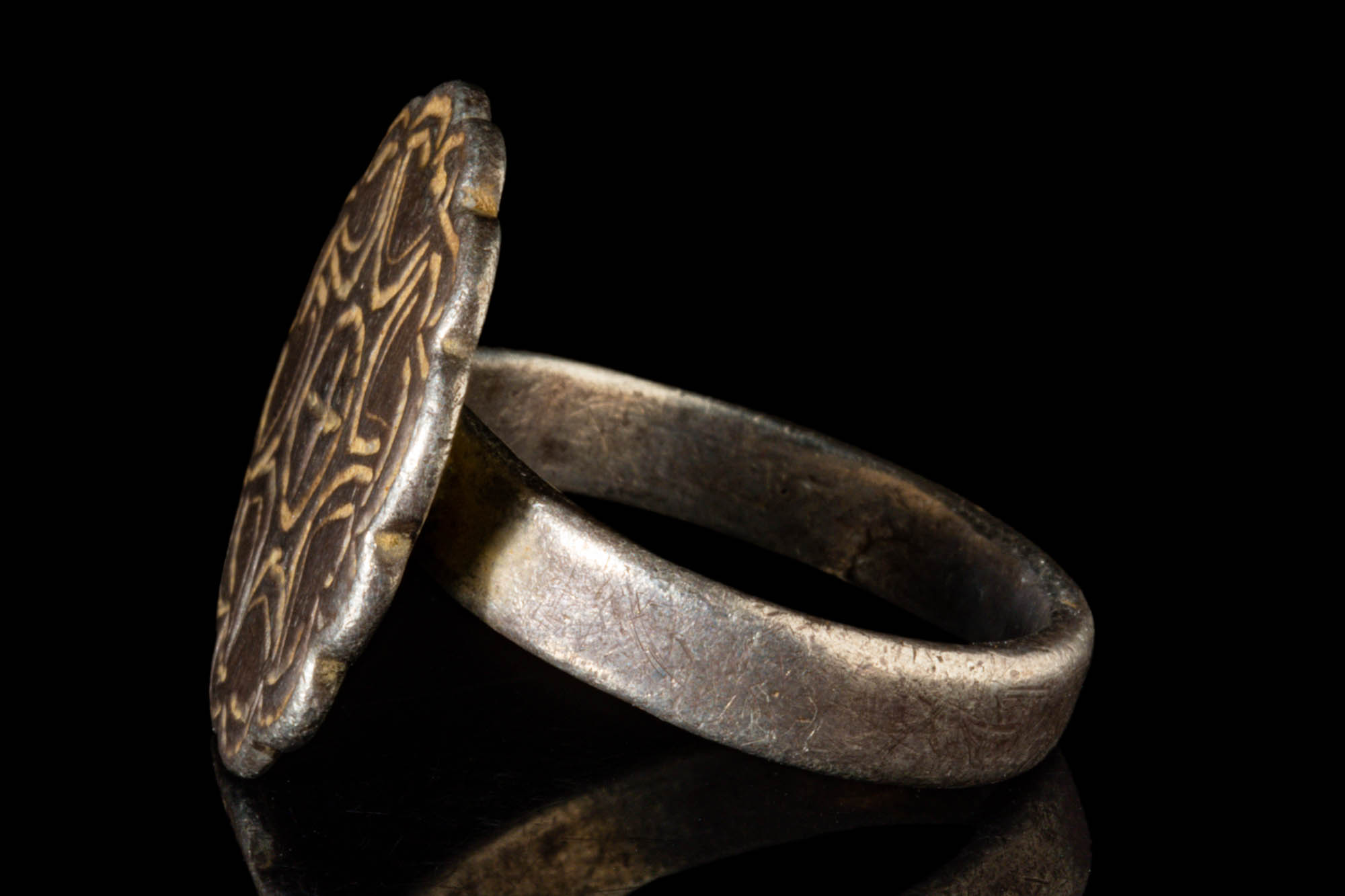 MEDIEVAL SILVER RING WITH FLORAL SHAPED BEZEL - Image 3 of 4