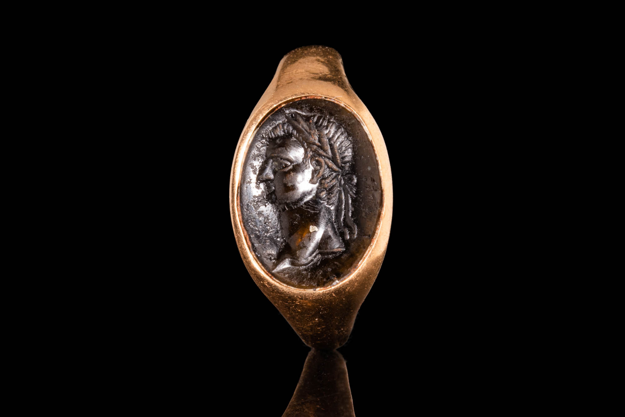 ROMAN GOLD RING WITH INTAGLIO DEPICTING AN EMPEROR POSSIBLY NERVA - Image 2 of 5