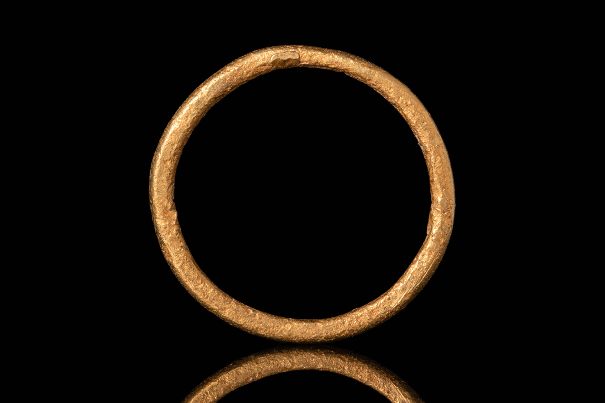 VIKING/SAXON AGE GOLD RING WITH SIMPLE HOOP - Image 4 of 4