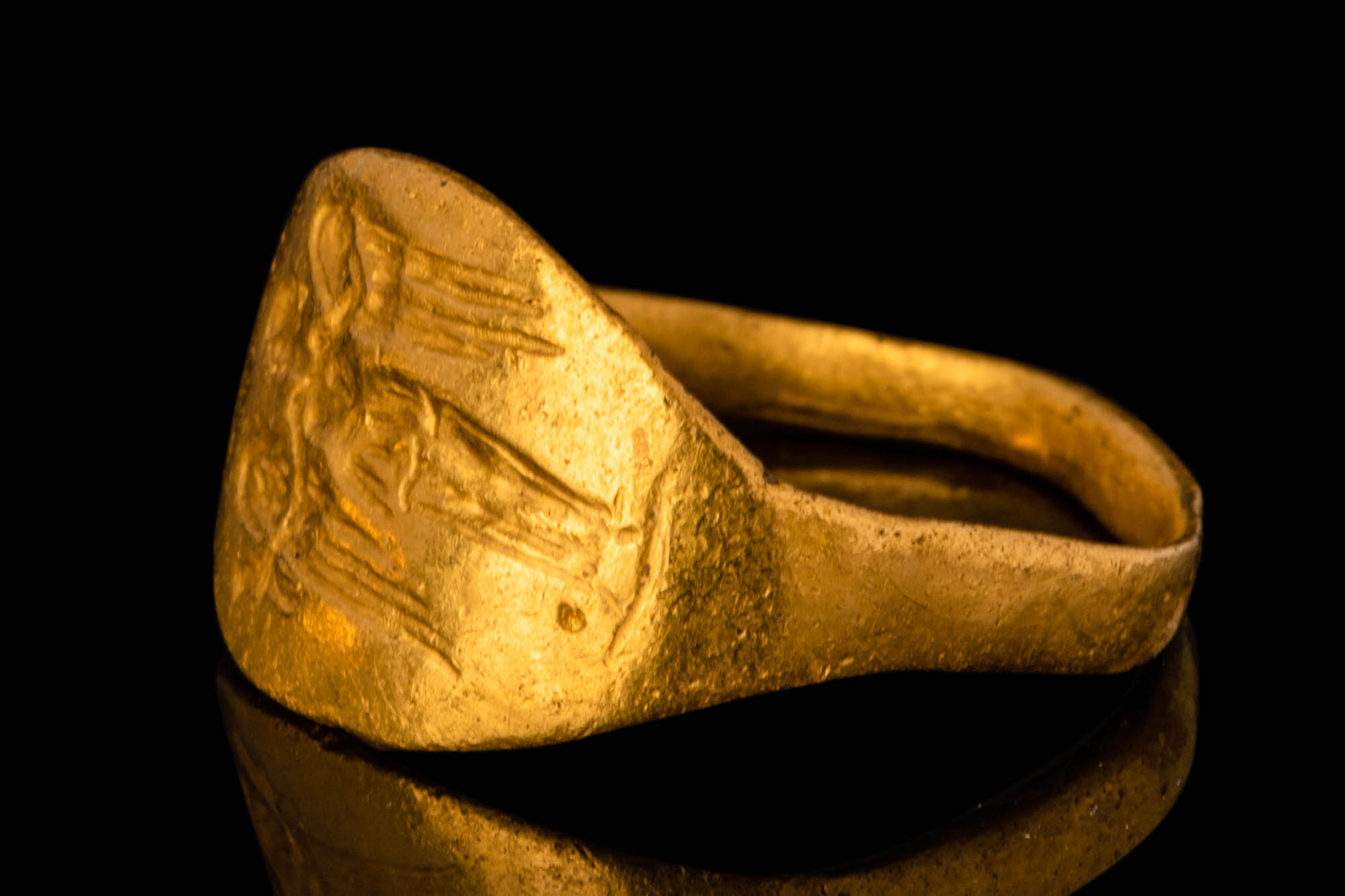 GREEK HELLENISTIC GOLD RING WITH NIKE - Image 3 of 5