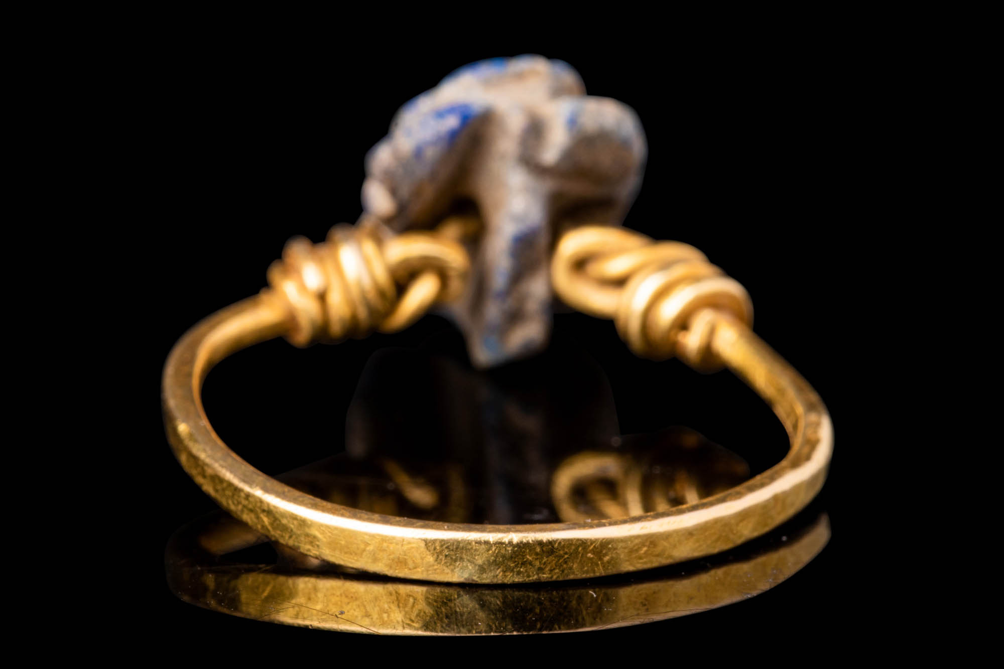 EGYPTIAN GOLD RING WITH LAPIS LAZULI SCARAB - Image 4 of 4