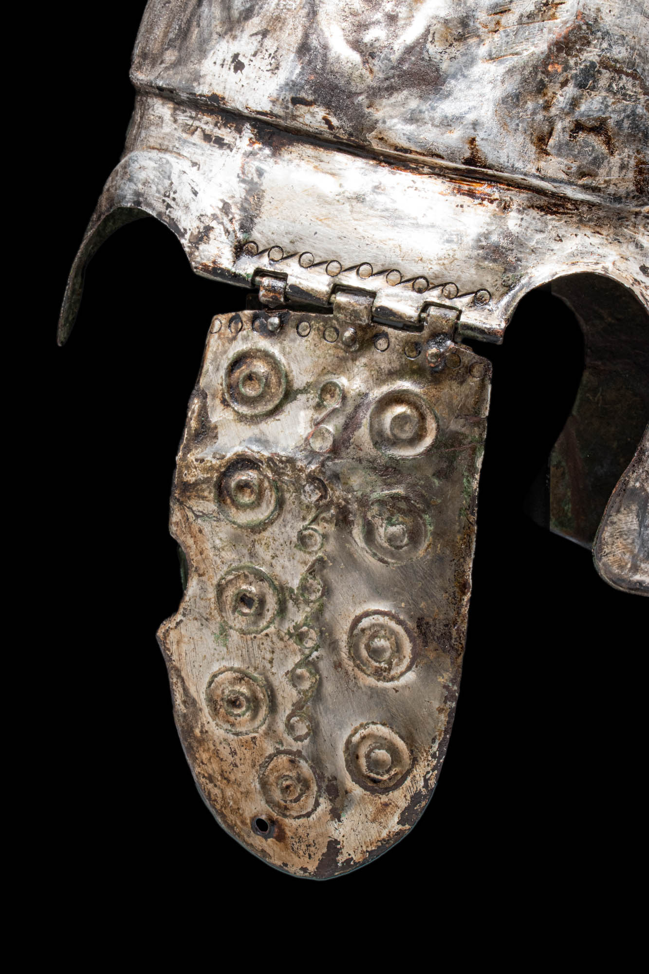 STUNNING COMPLETE CHALCIDIAN HELMET WITH DECORATED CHEEKPIECES - Image 4 of 6