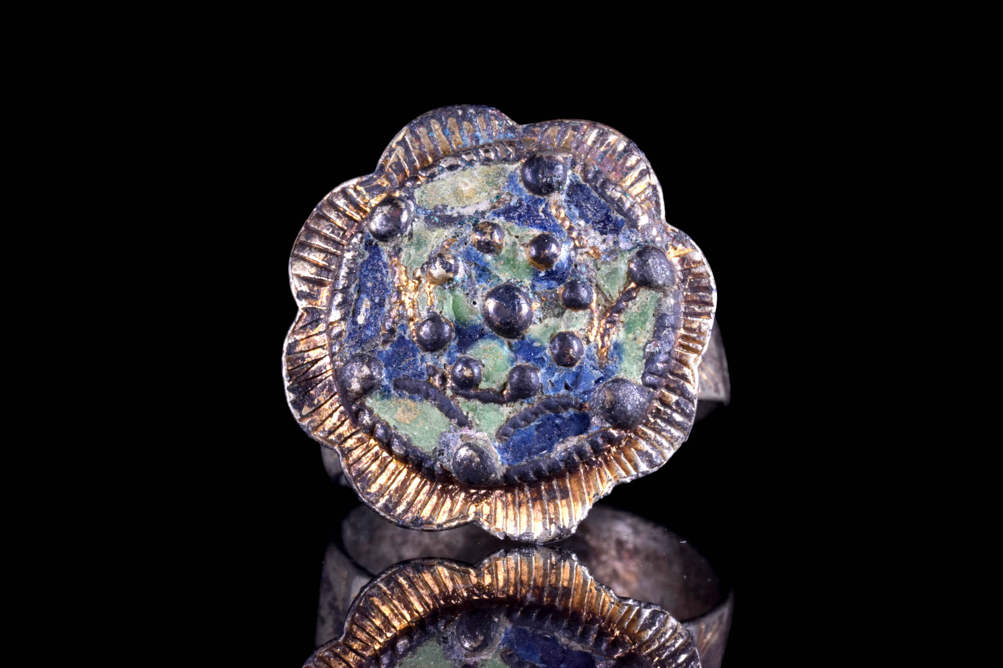 MEDIEVAL SILVER GILT FLORAL-SHAPED RING WITH ENAMEL INLAY - Image 2 of 6