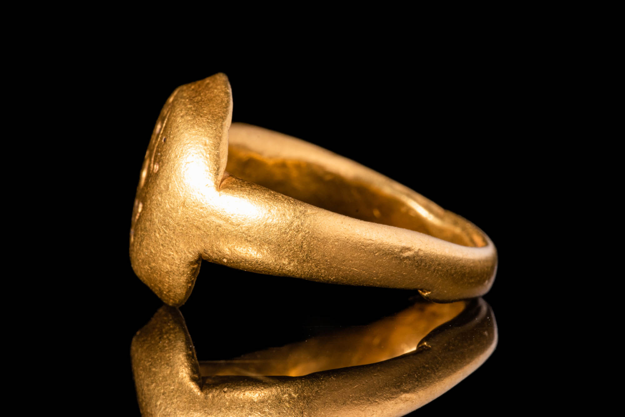 RARE JAVANESE GOLD RING WITH SRI MOTIF - Image 3 of 5