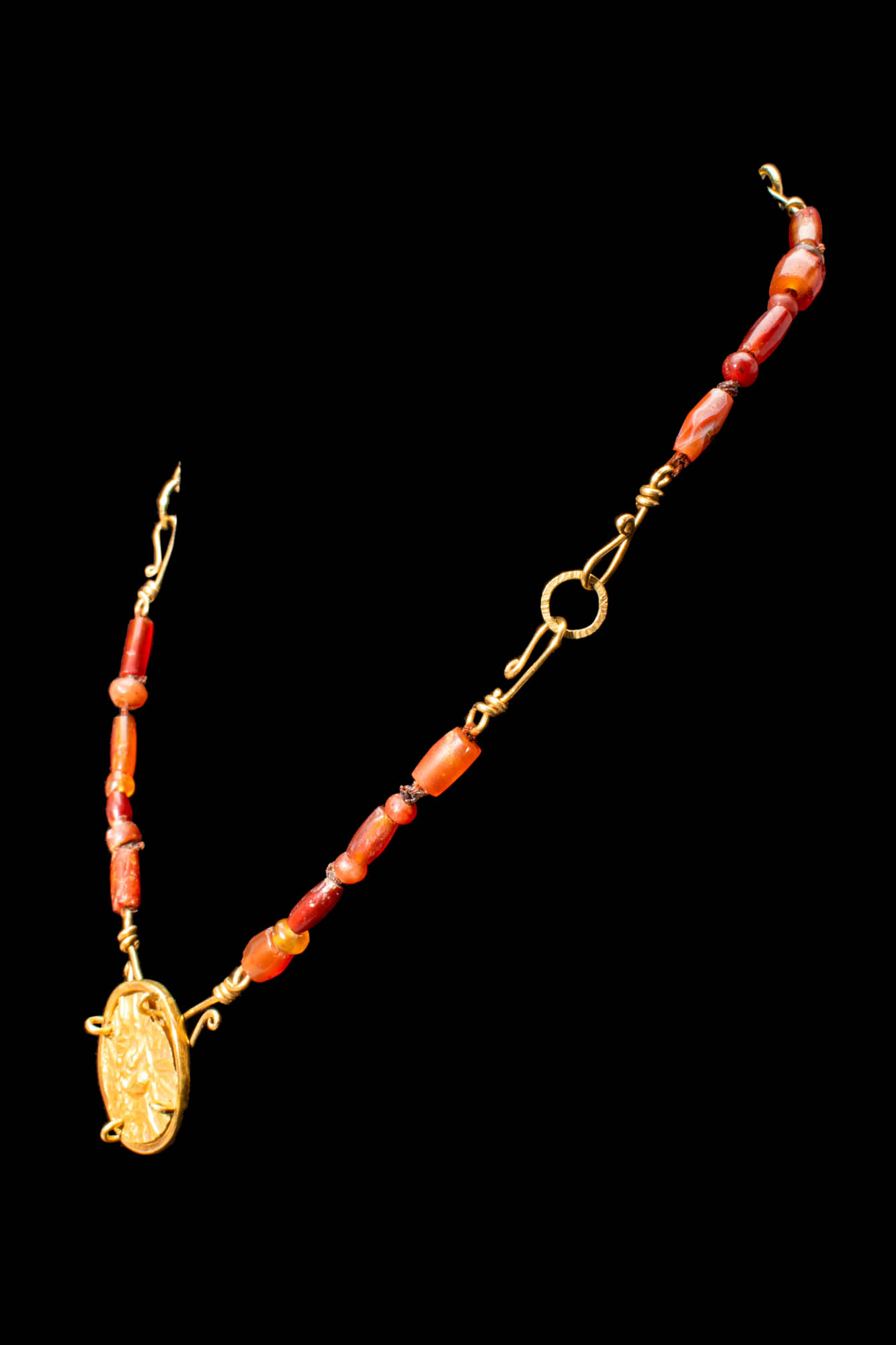 PTOLEMAIC PERIOD CARNELIAN AND GOLD NECKLACE WITH SUN PENDANT - Image 2 of 5