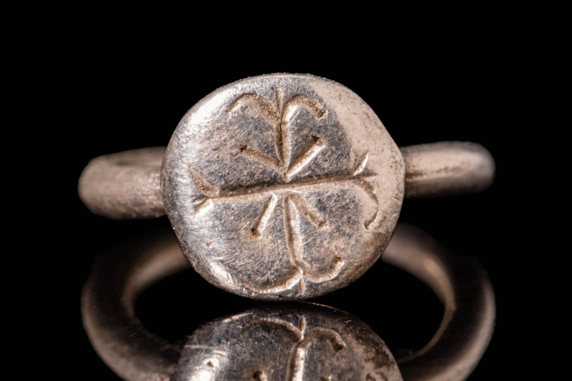 EARLY MEDIEVAL BYZANTINE SILVER RING WITH DECORATED BEZEL - Image 2 of 4